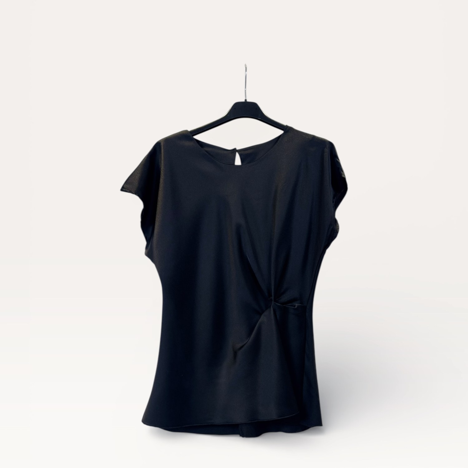 Blusa in satin drappeggiata con nodo laterale 0254 – NEUS