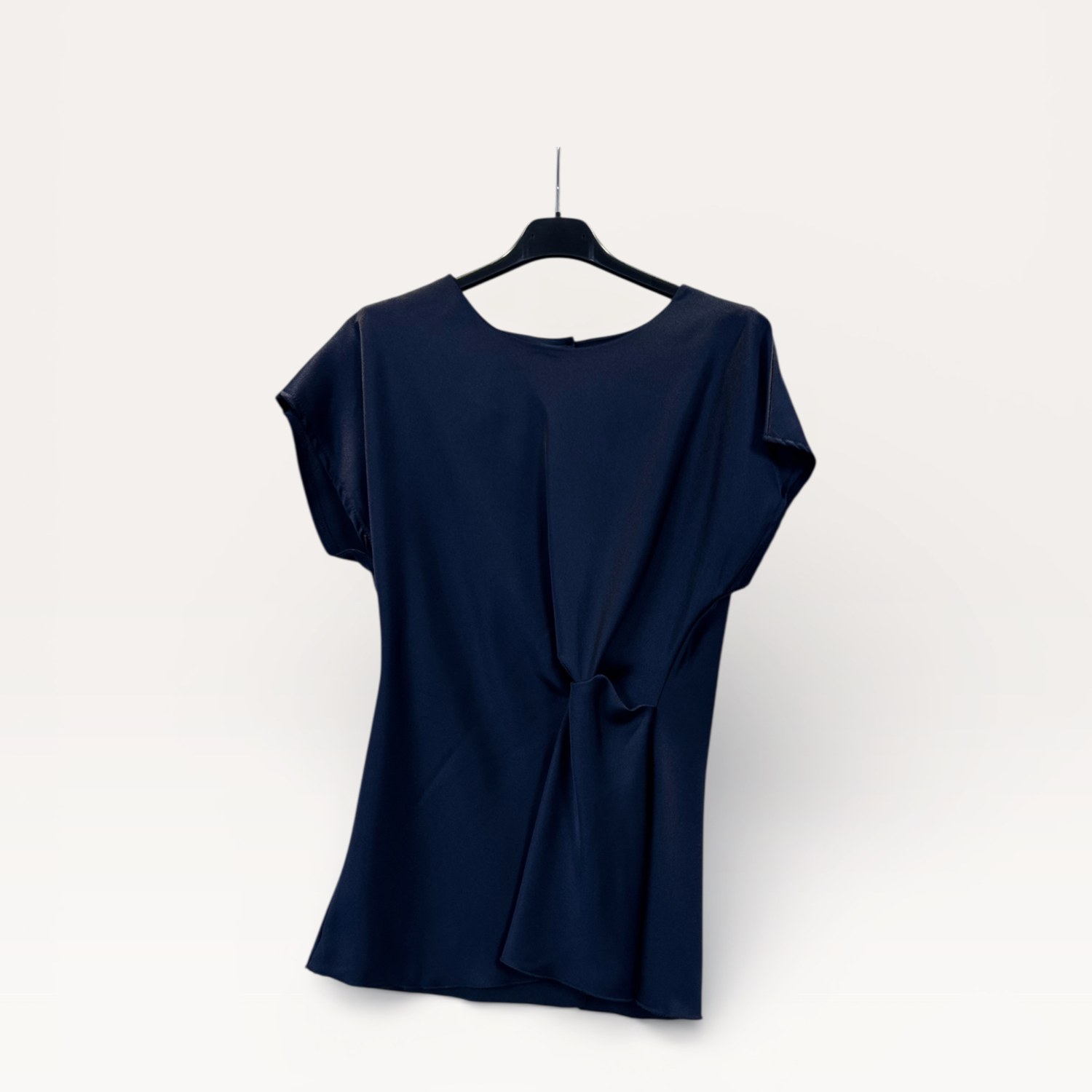 Blusa in satin drappeggiata con nodo laterale 0254 – NEUS