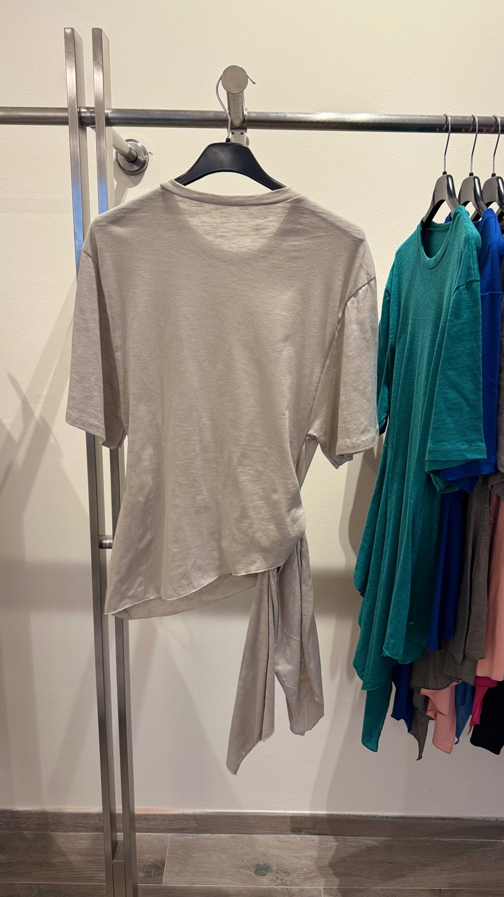 Blusa a maniche corte con nodo laterale 0345 – NEUS