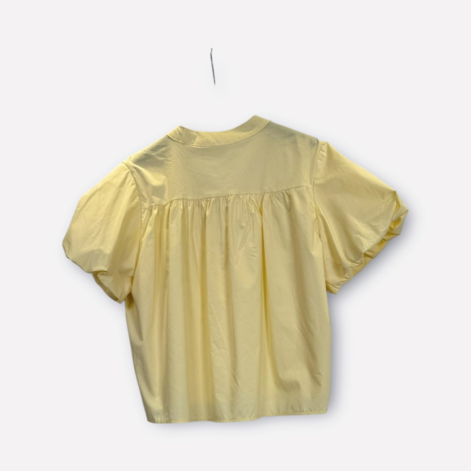 Blusa morbida a maniche corte con dettaglio plissettato frontale SS26-C6-07 – NEUS