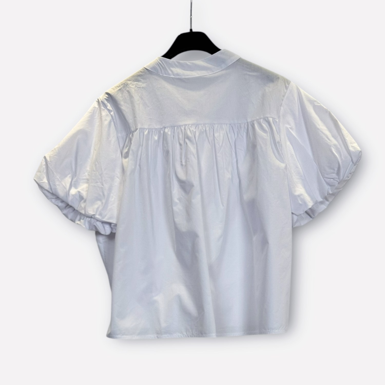 Blusa morbida a maniche corte con dettaglio plissettato frontale SS26-C6-07 – NEUS