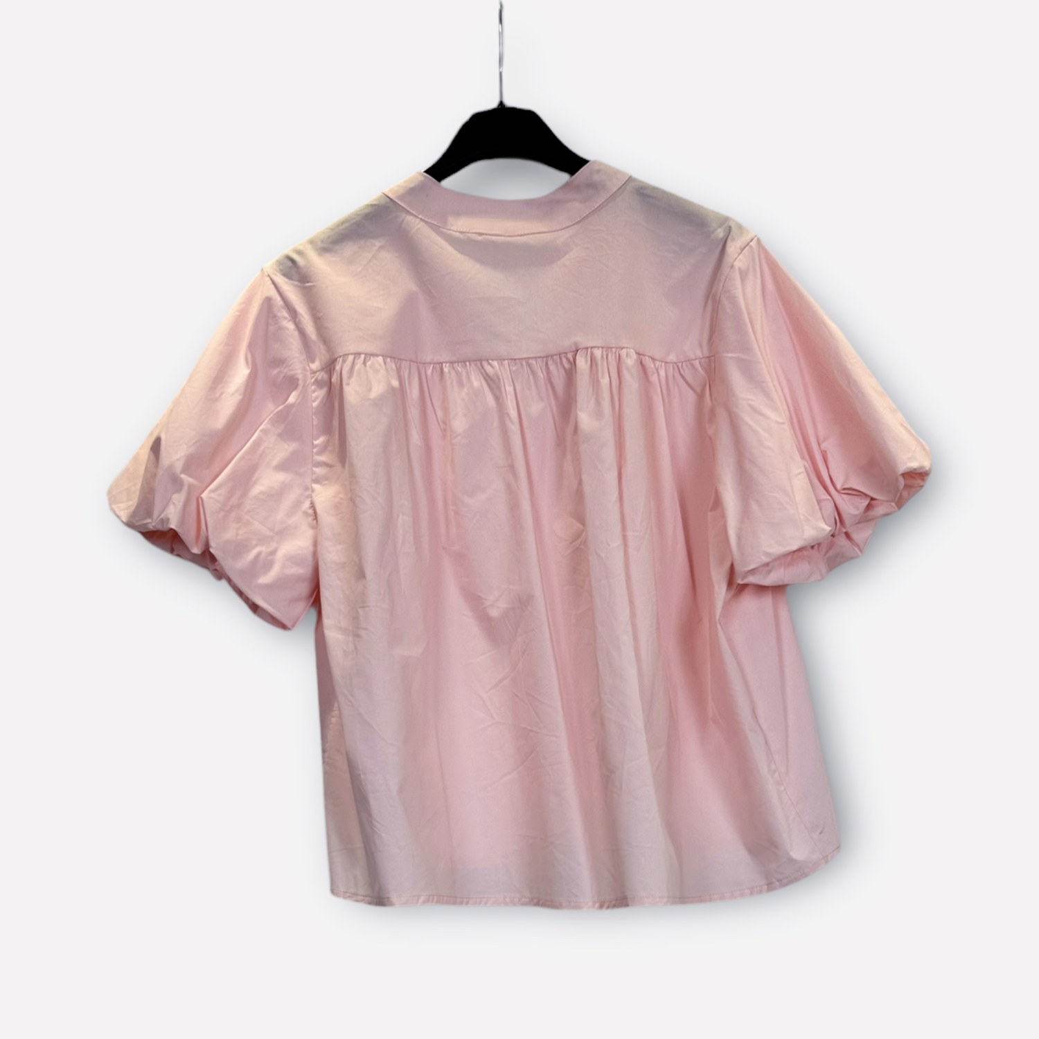 Blusa morbida a maniche corte con dettaglio plissettato frontale SS26-C6-07 – NEUS