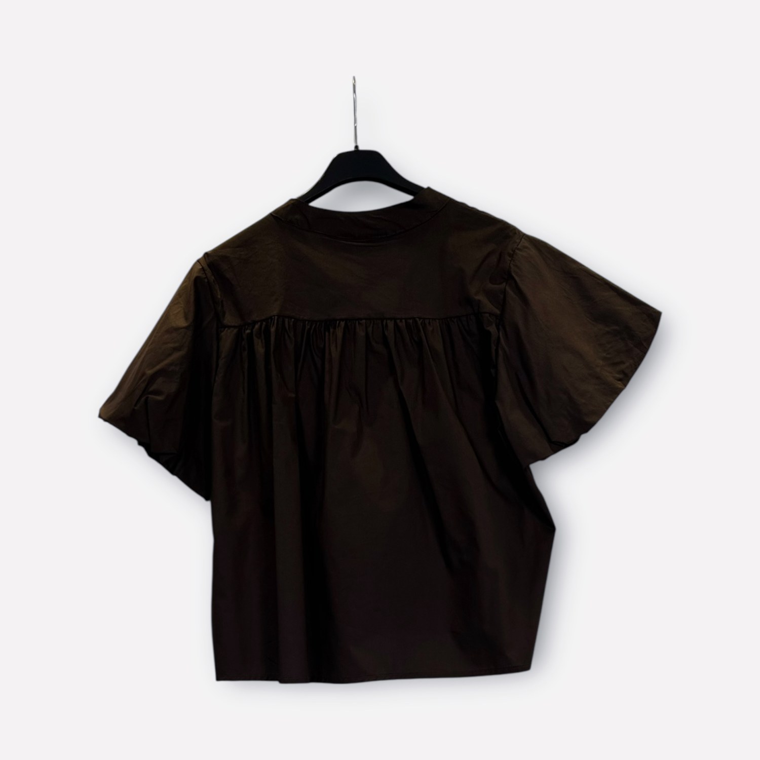 Blusa morbida a maniche corte con dettaglio plissettato frontale SS26-C6-07 – NEUS