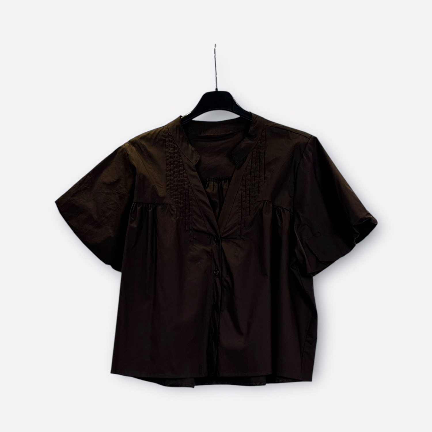 Blusa morbida a maniche corte con dettaglio plissettato frontale SS26-C6-07 – NEUS