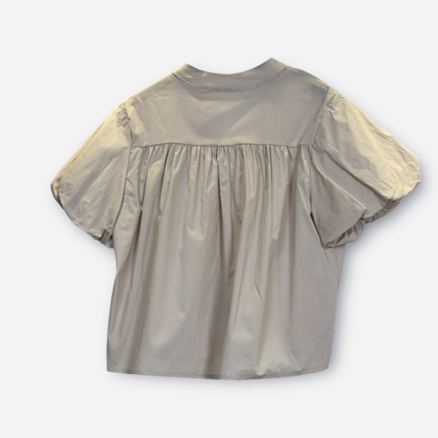 Blusa morbida a maniche corte con dettaglio plissettato frontale SS26-C6-07 – NEUS