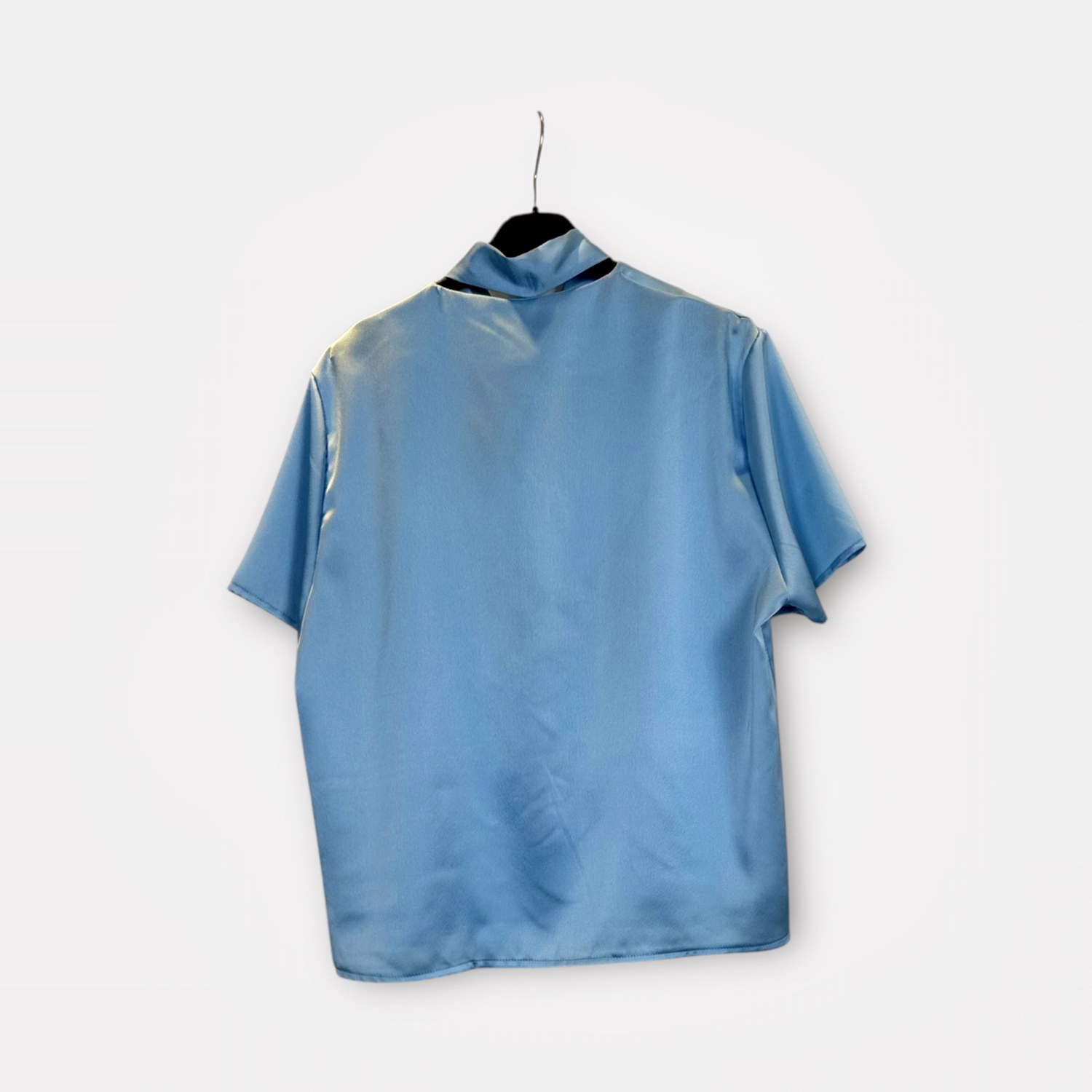 Blusa a maniche corte con fiocco al collo SS26-C6-11 – NEUS