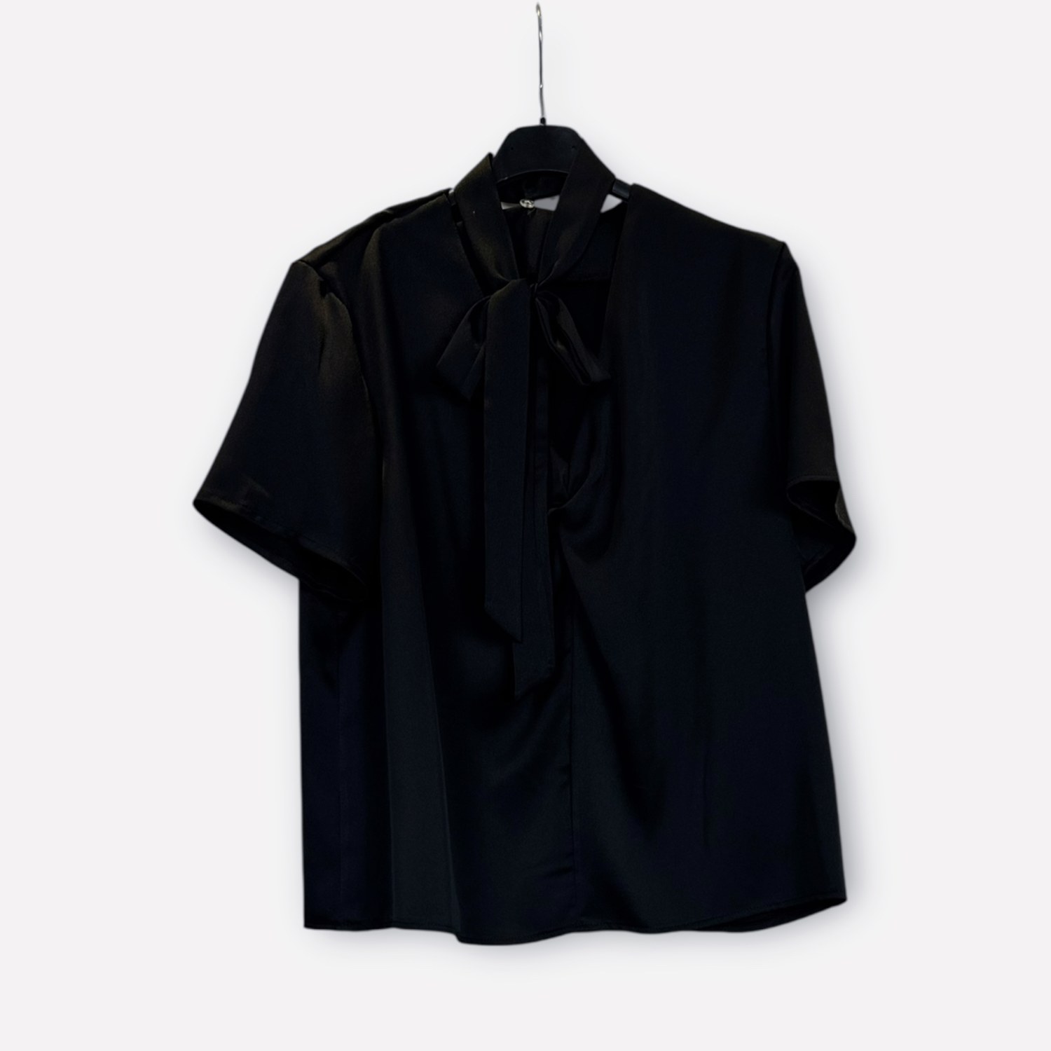 Blusa a maniche corte con fiocco al collo SS26-C6-11 – NEUS