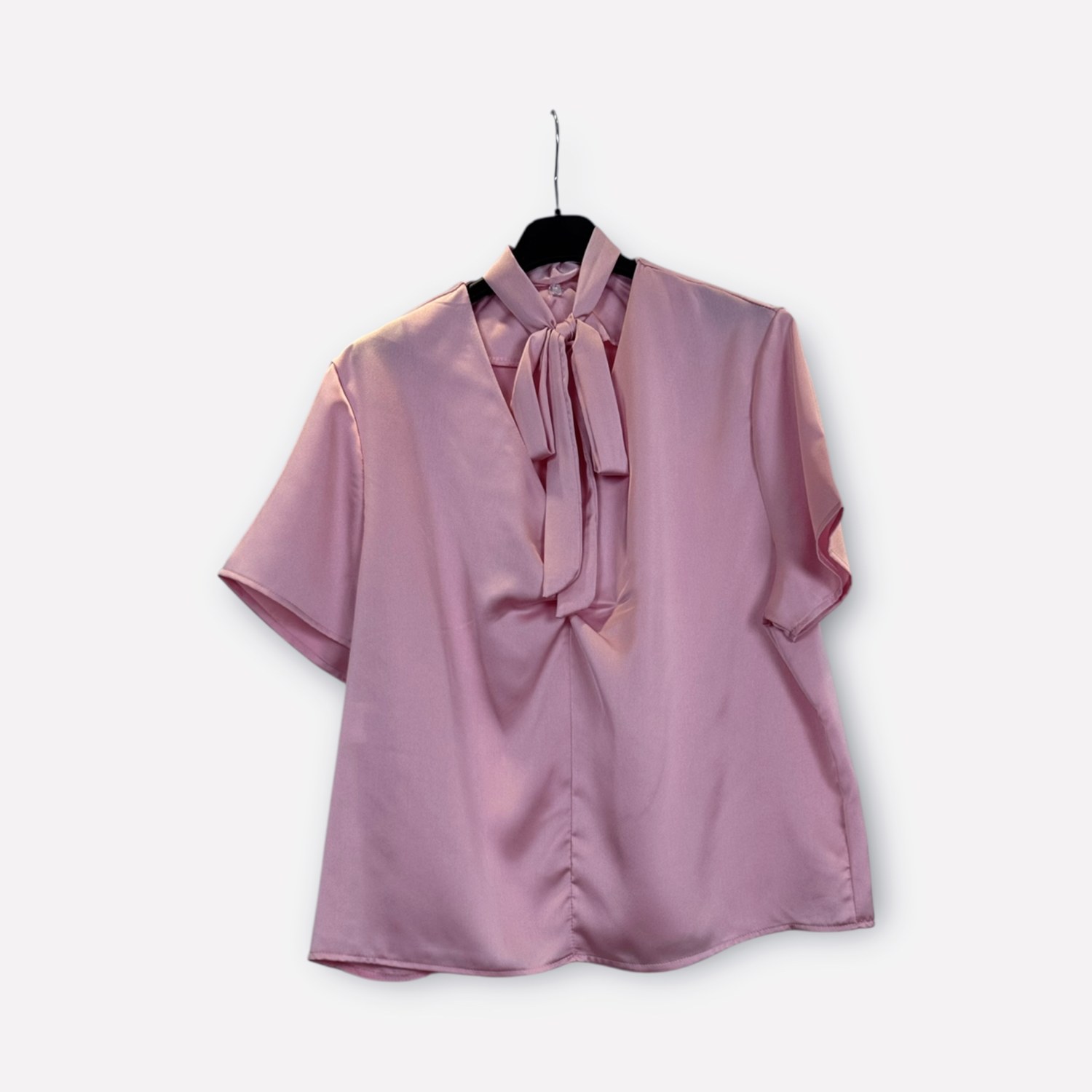 Blusa a maniche corte con fiocco al collo SS26-C6-11 – NEUS