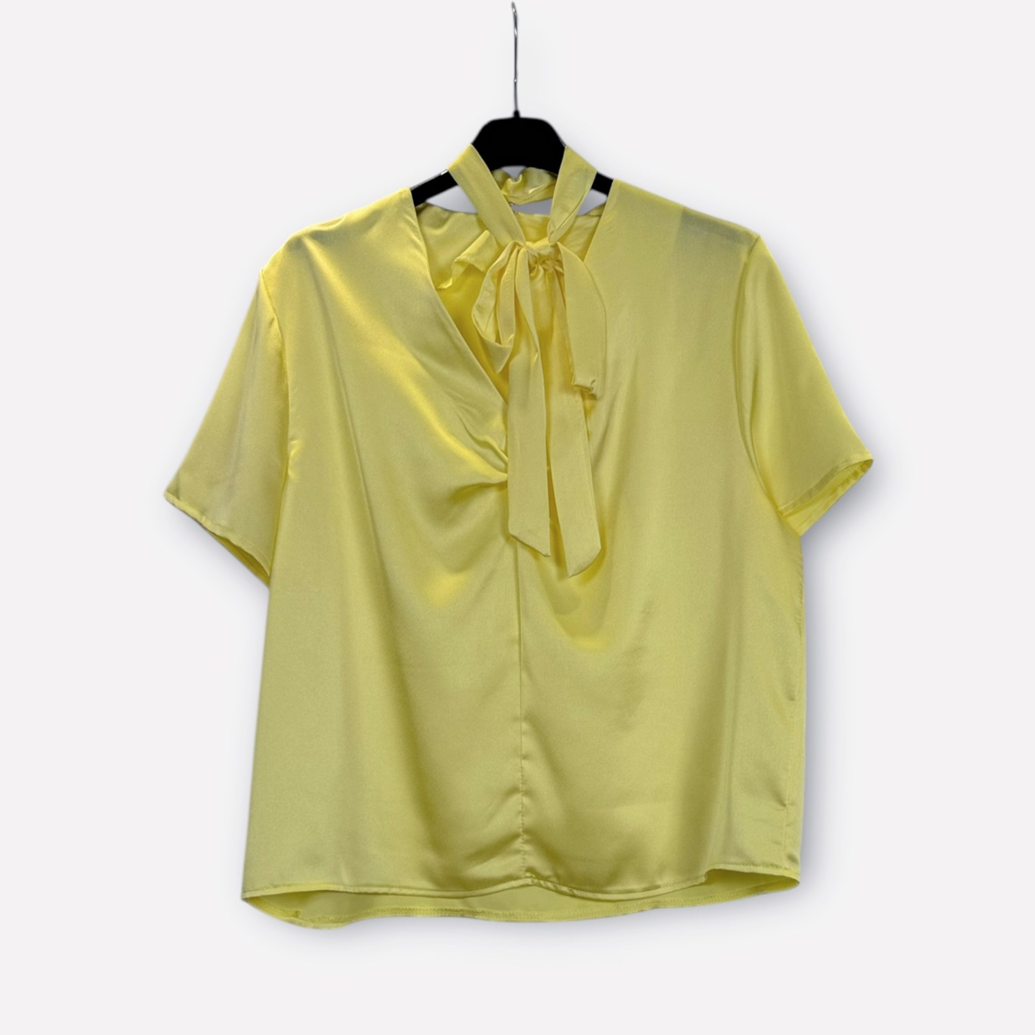 Blusa a maniche corte con fiocco al collo SS26-C6-11 – NEUS