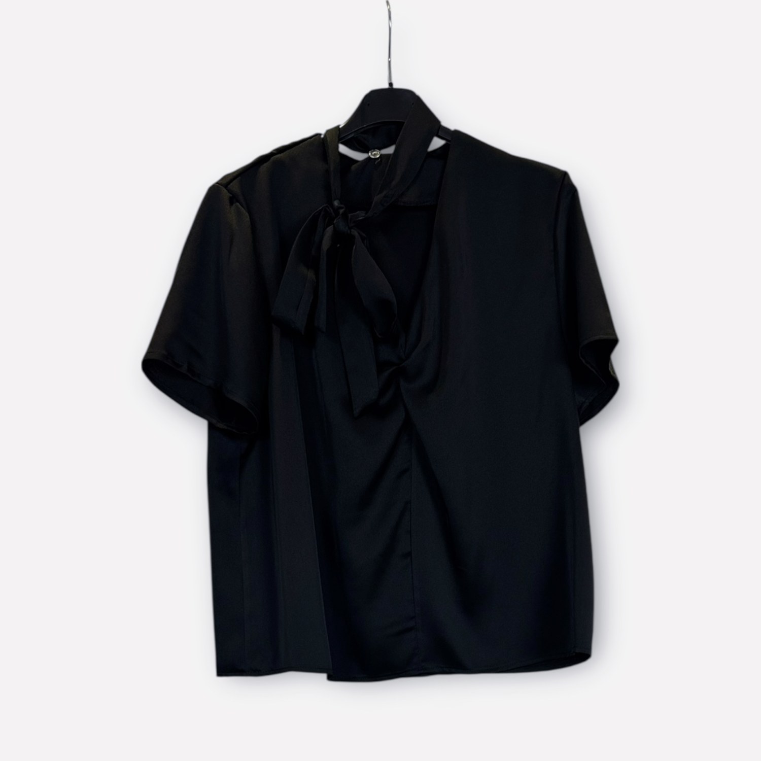 Blusa a maniche corte con fiocco al collo SS26-C6-11 – NEUS