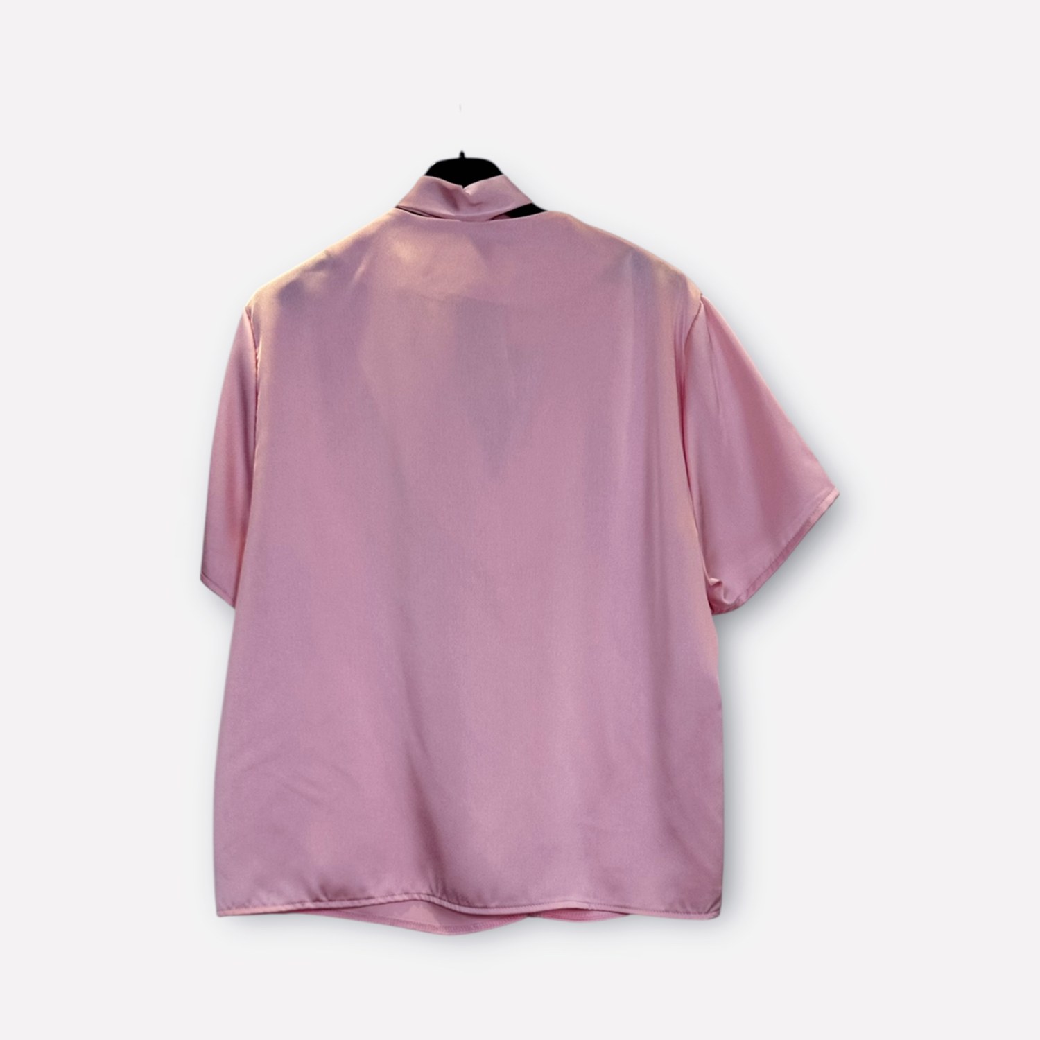 Blusa a maniche corte con fiocco al collo SS26-C6-11 – NEUS