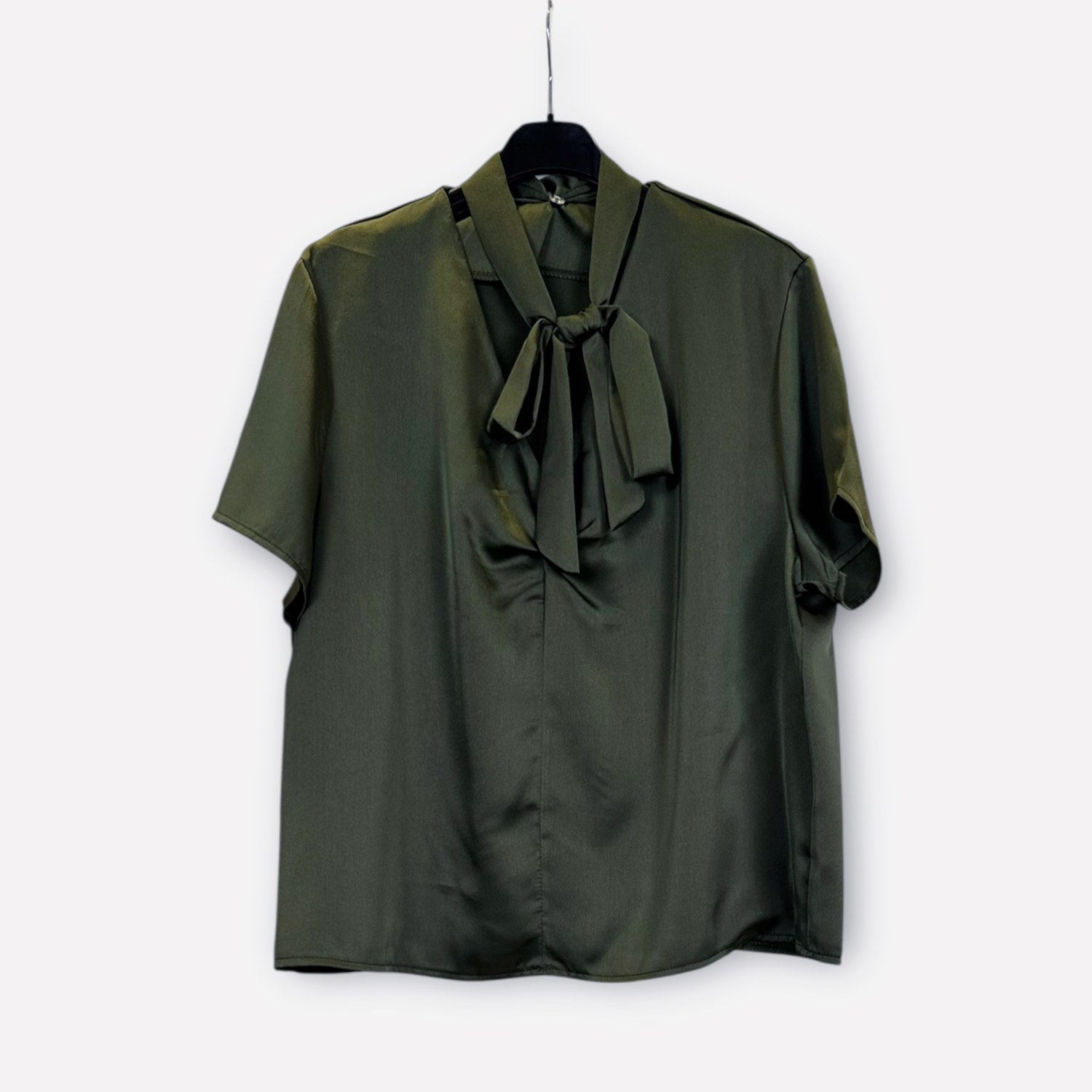 Blusa a maniche corte con fiocco al collo SS26-C6-11 – NEUS