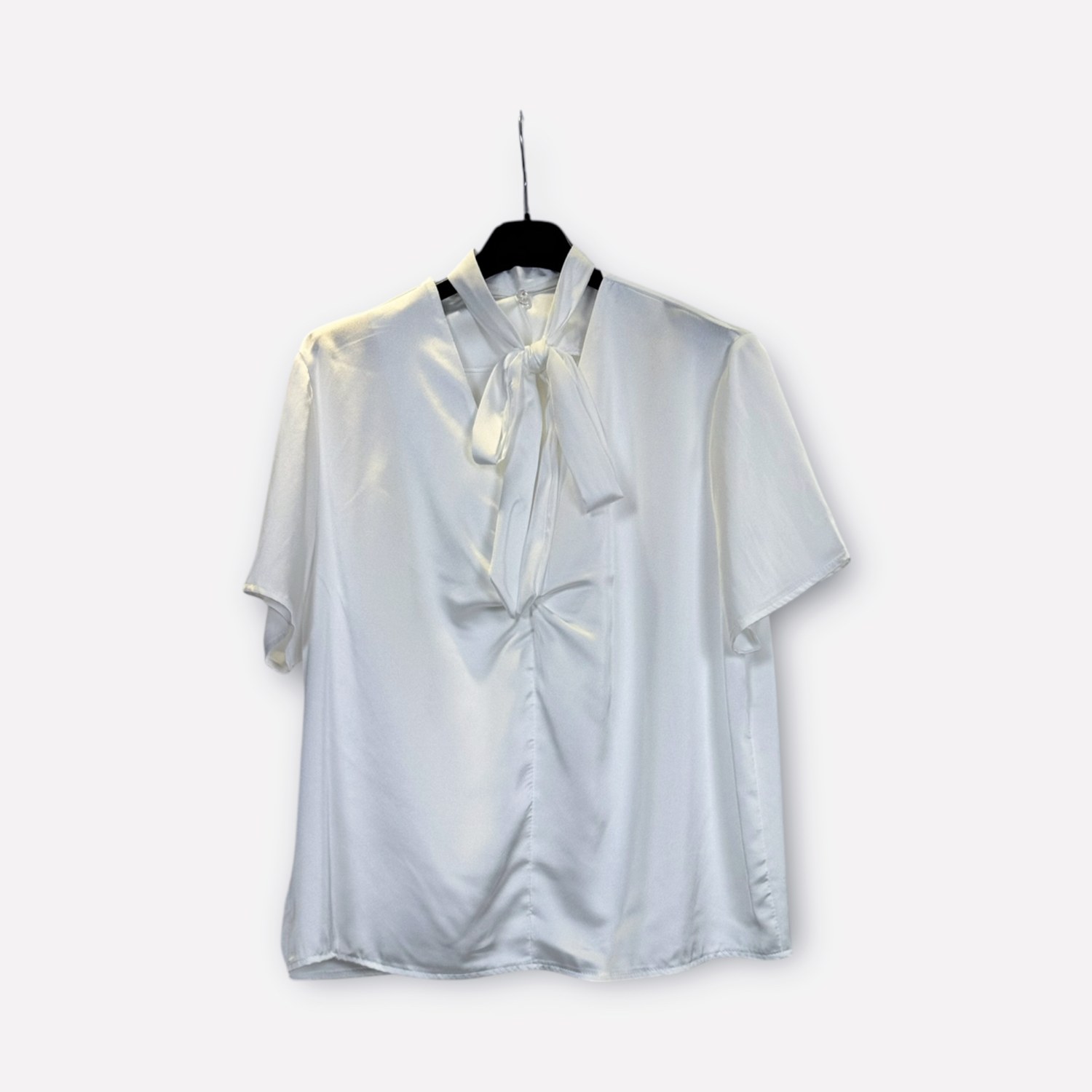 Blusa a maniche corte con fiocco al collo SS26-C6-11 – NEUS