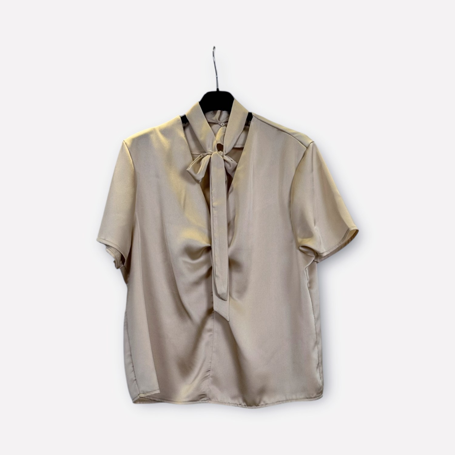 Blusa a maniche corte con fiocco al collo SS26-C6-11 – NEUS