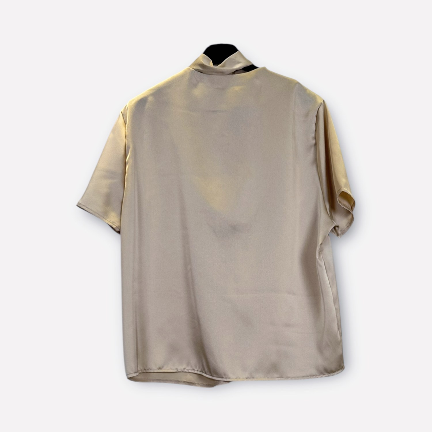 Blusa a maniche corte con fiocco al collo SS26-C6-11 – NEUS