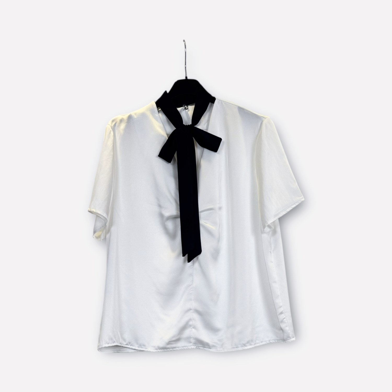 Blusa a maniche corte con fiocco al collo SS26-C6-11 – NEUS