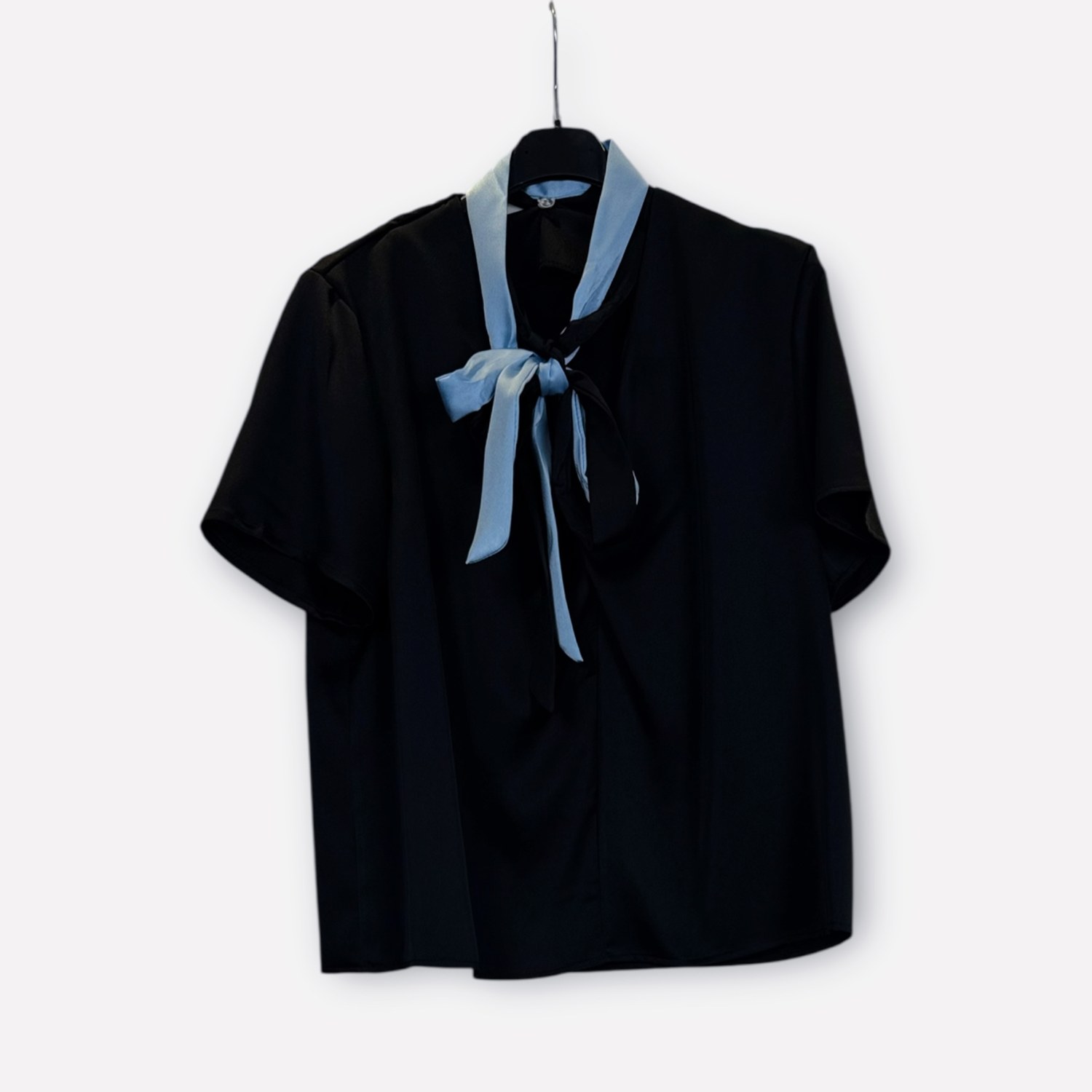 Blusa a maniche corte con fiocco al collo SS26-C6-11 – NEUS