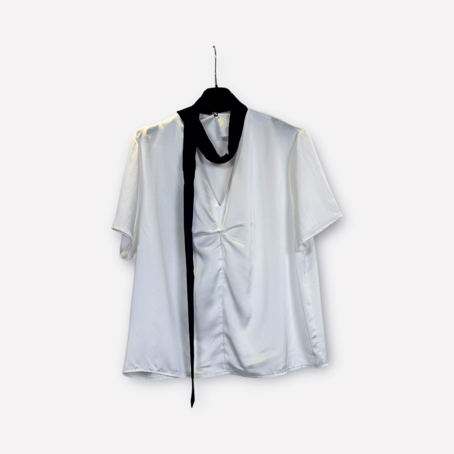 Blusa a maniche corte con fiocco al collo SS26-C6-11 – NEUS