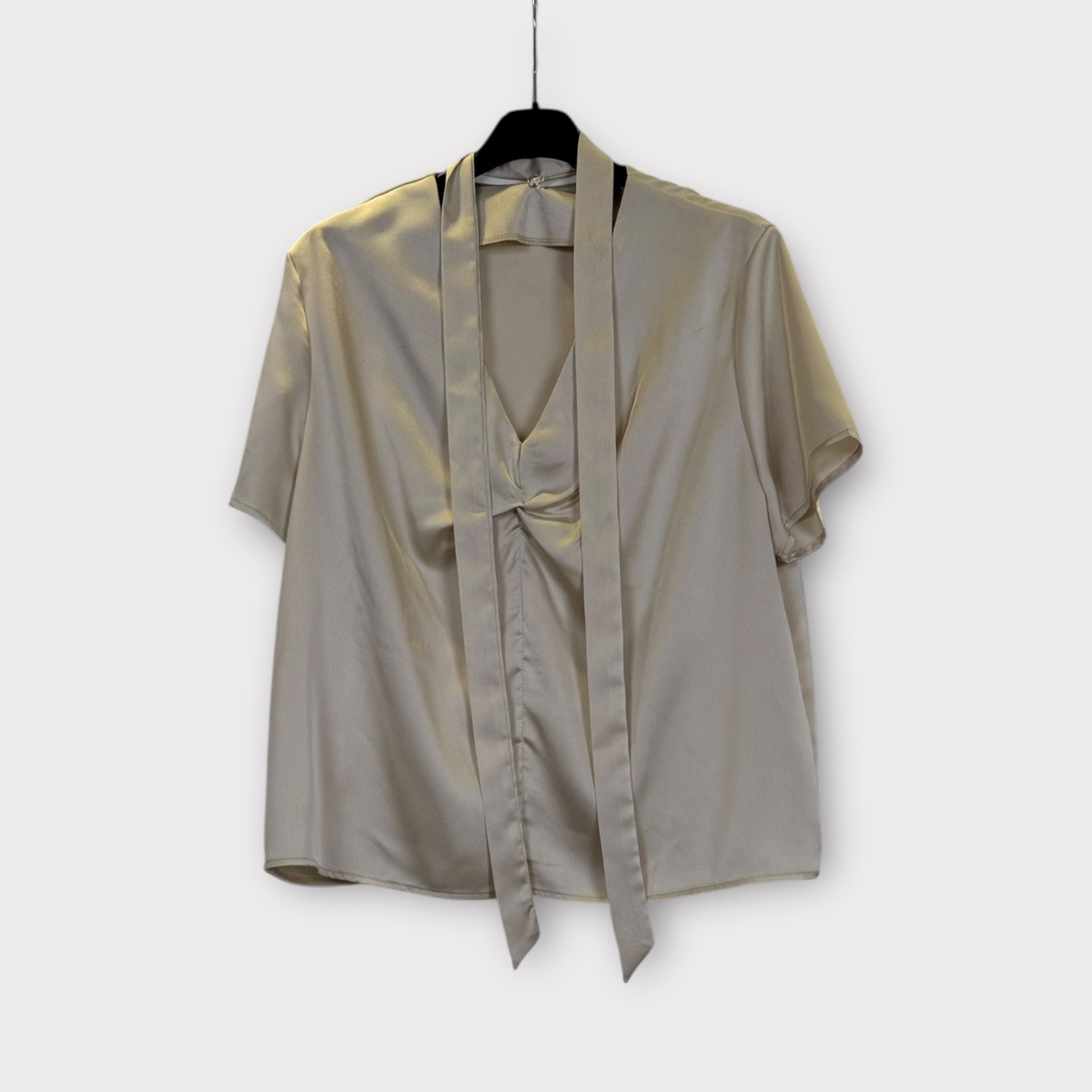 Blusa a maniche corte con fiocco al collo SS26-C6-11 – NEUS