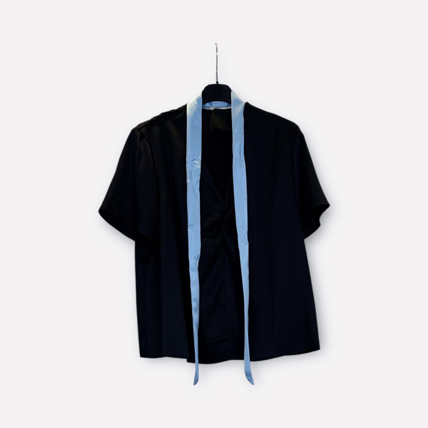 Blusa a maniche corte con fiocco al collo SS26-C6-11 – NEUS
