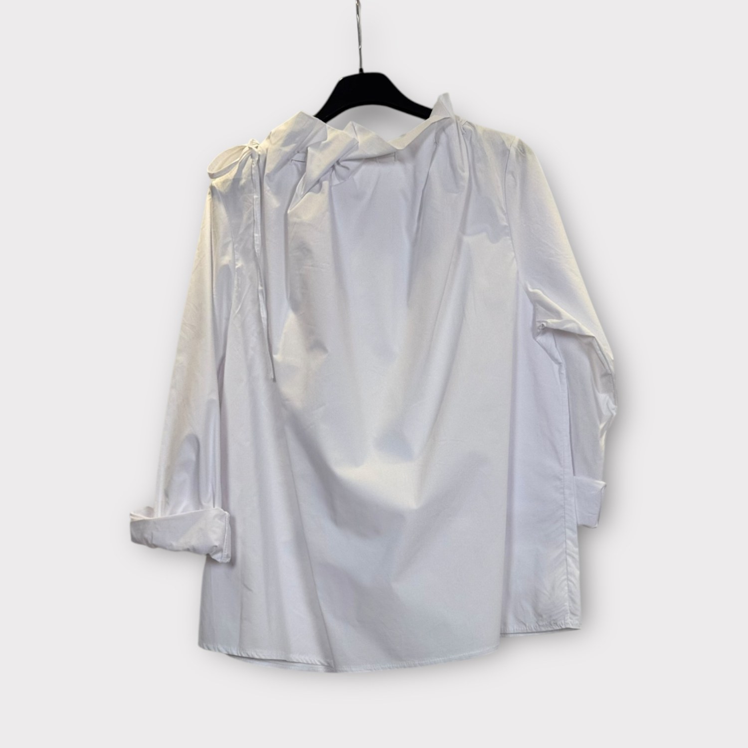 Blusa leggera in cotone con scollo regolabile con laccetti SS26-C6-14 – NEUS