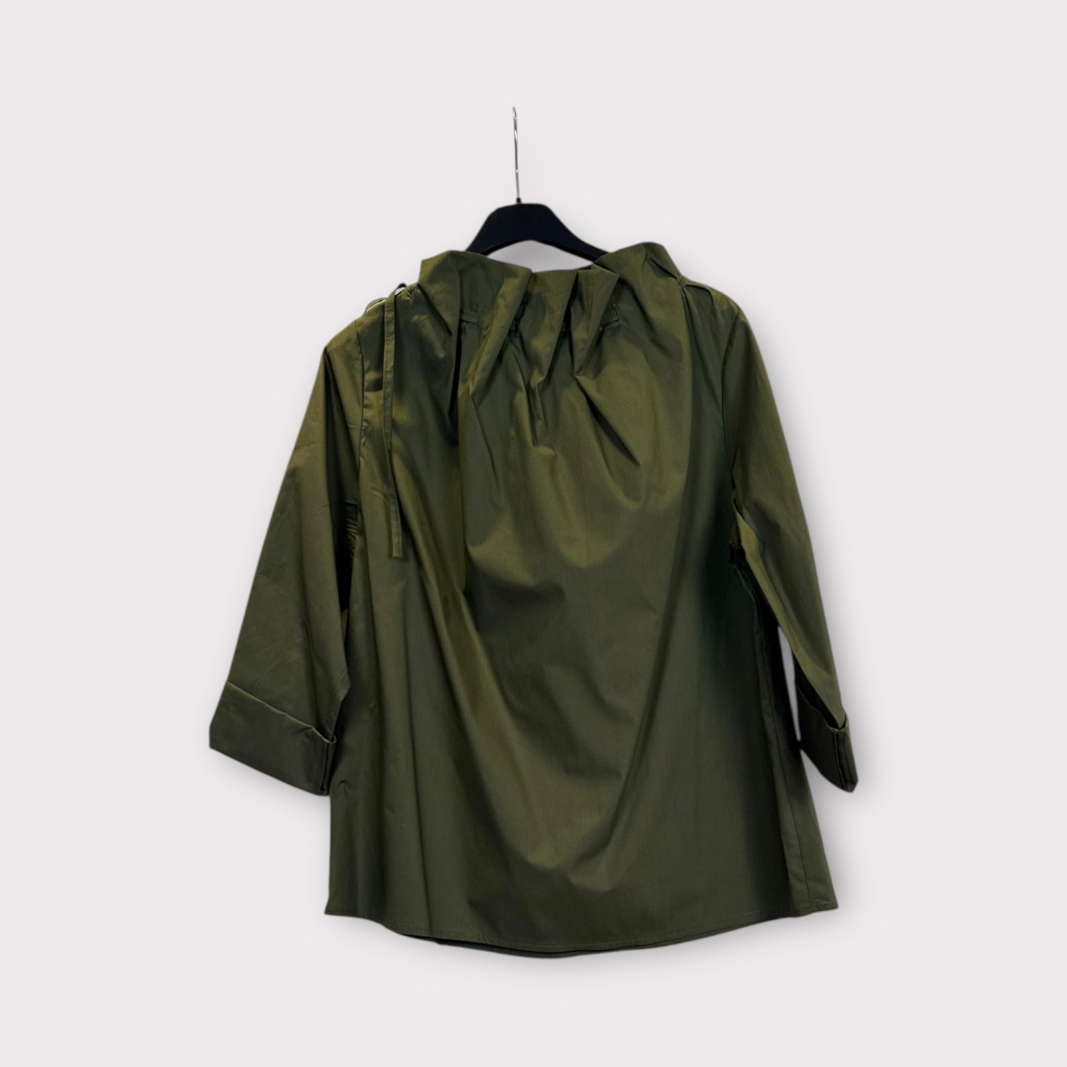Blusa leggera in cotone con scollo regolabile con laccetti SS26-C6-14 – NEUS
