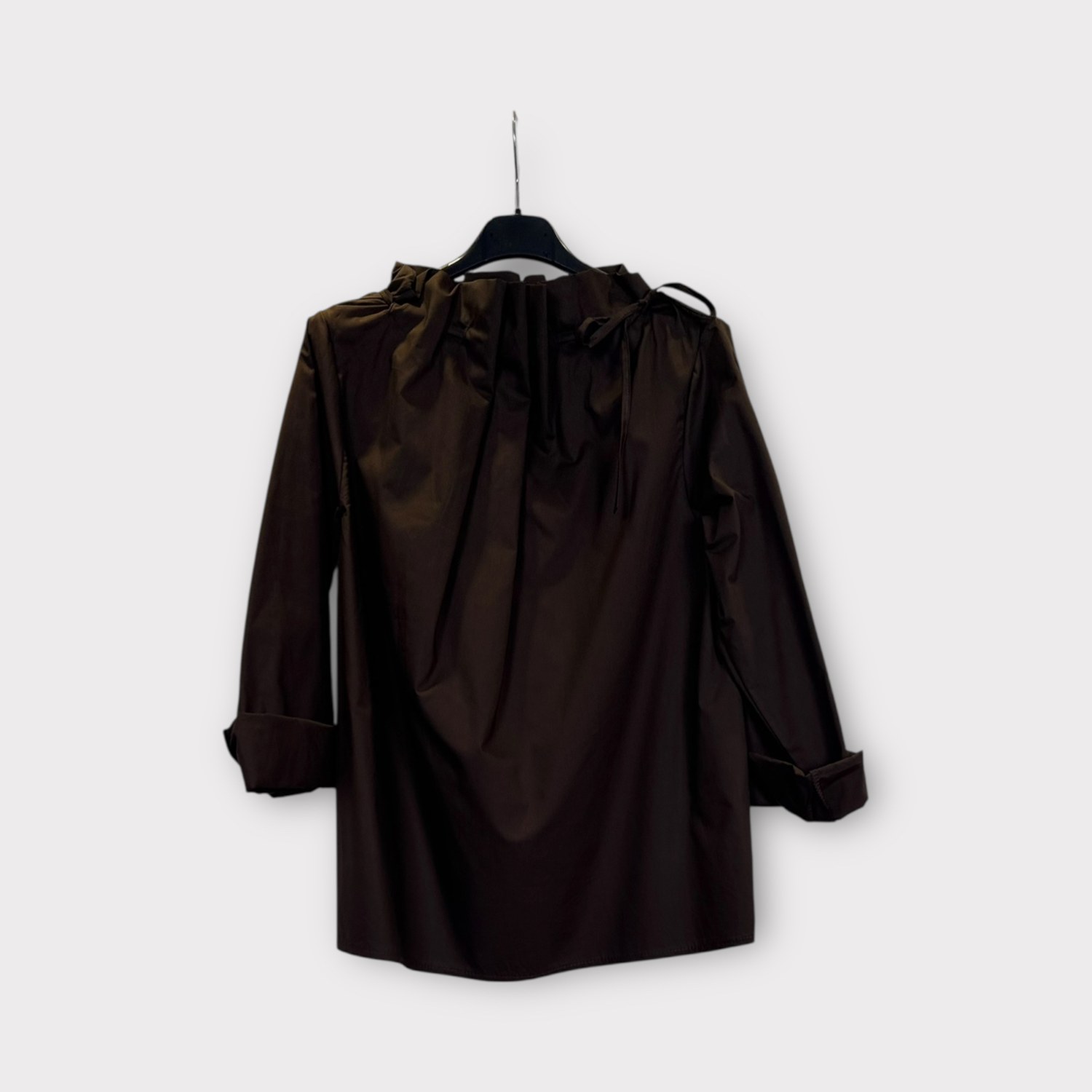 Blusa leggera in cotone con scollo regolabile con laccetti SS26-C6-14 – NEUS