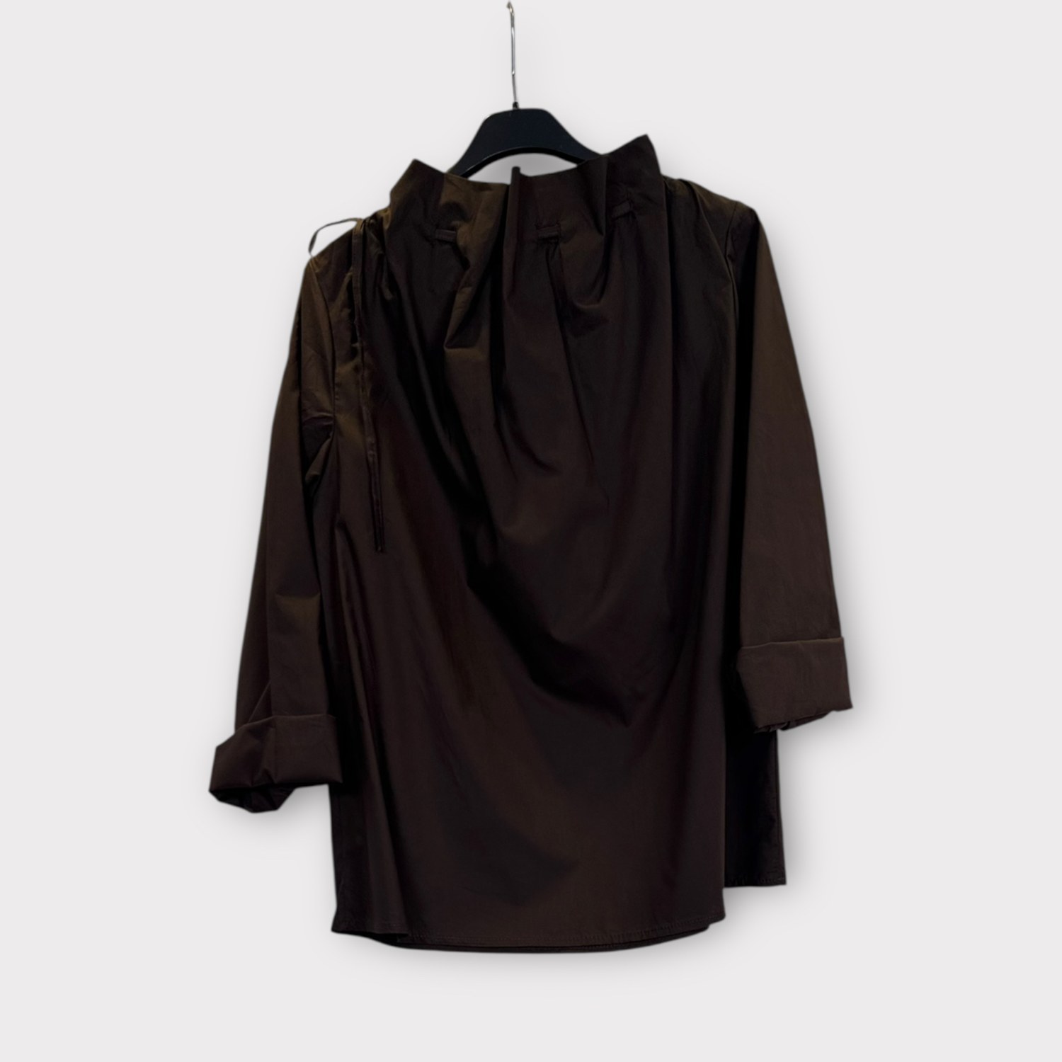 Blusa leggera in cotone con scollo regolabile con laccetti SS26-C6-14 – NEUS
