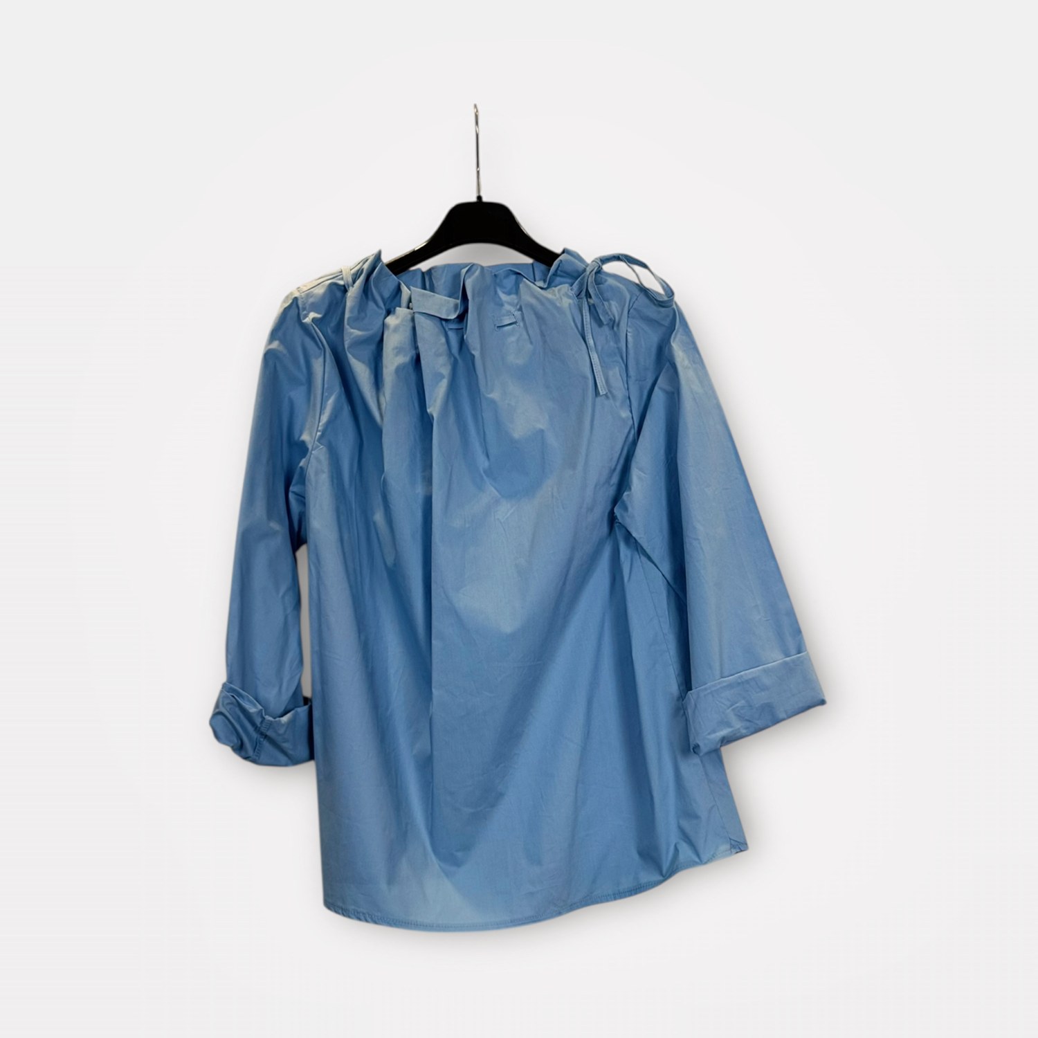 Blusa leggera in cotone con scollo regolabile con laccetti SS26-C6-14 – NEUS