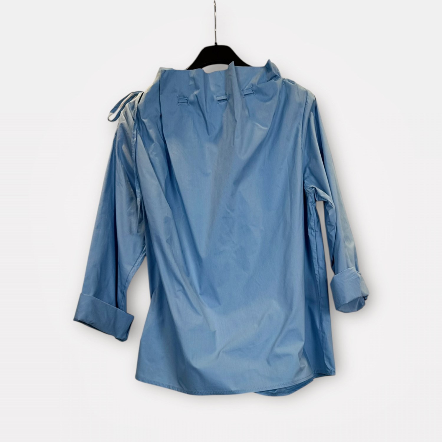 Blusa leggera in cotone con scollo regolabile con laccetti SS26-C6-14 – NEUS