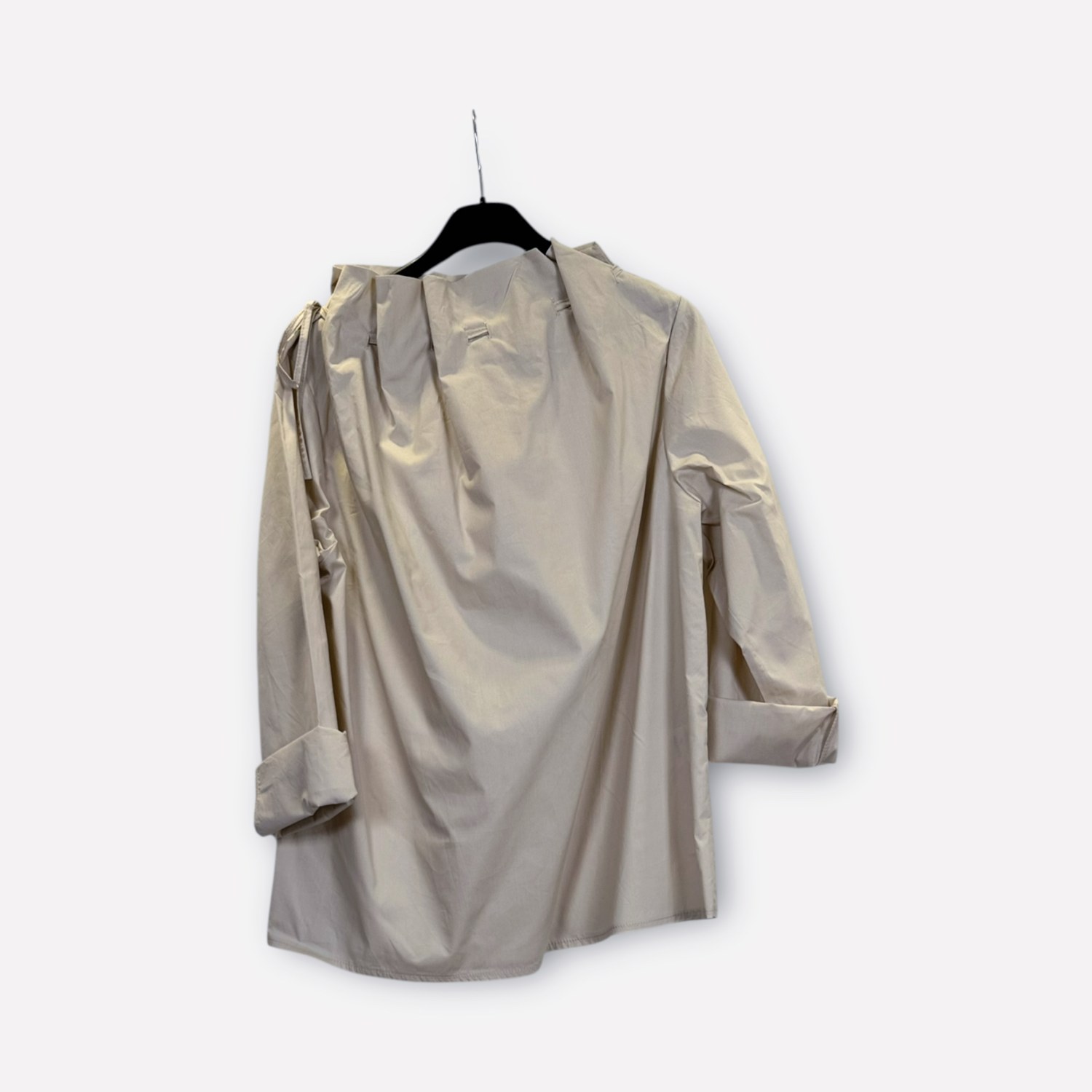 Blusa leggera in cotone con scollo regolabile con laccetti SS26-C6-14 – NEUS