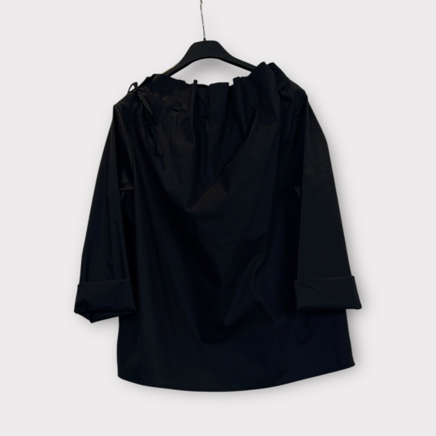 Blusa leggera in cotone con scollo regolabile con laccetti SS26-C6-14 – NEUS