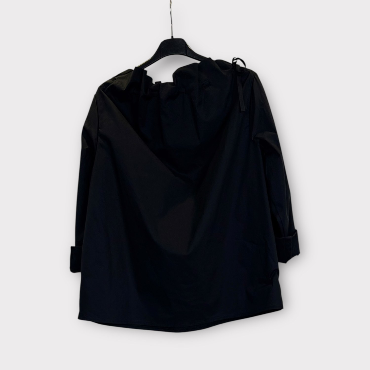Blusa leggera in cotone con scollo regolabile con laccetti SS26-C6-14 – NEUS