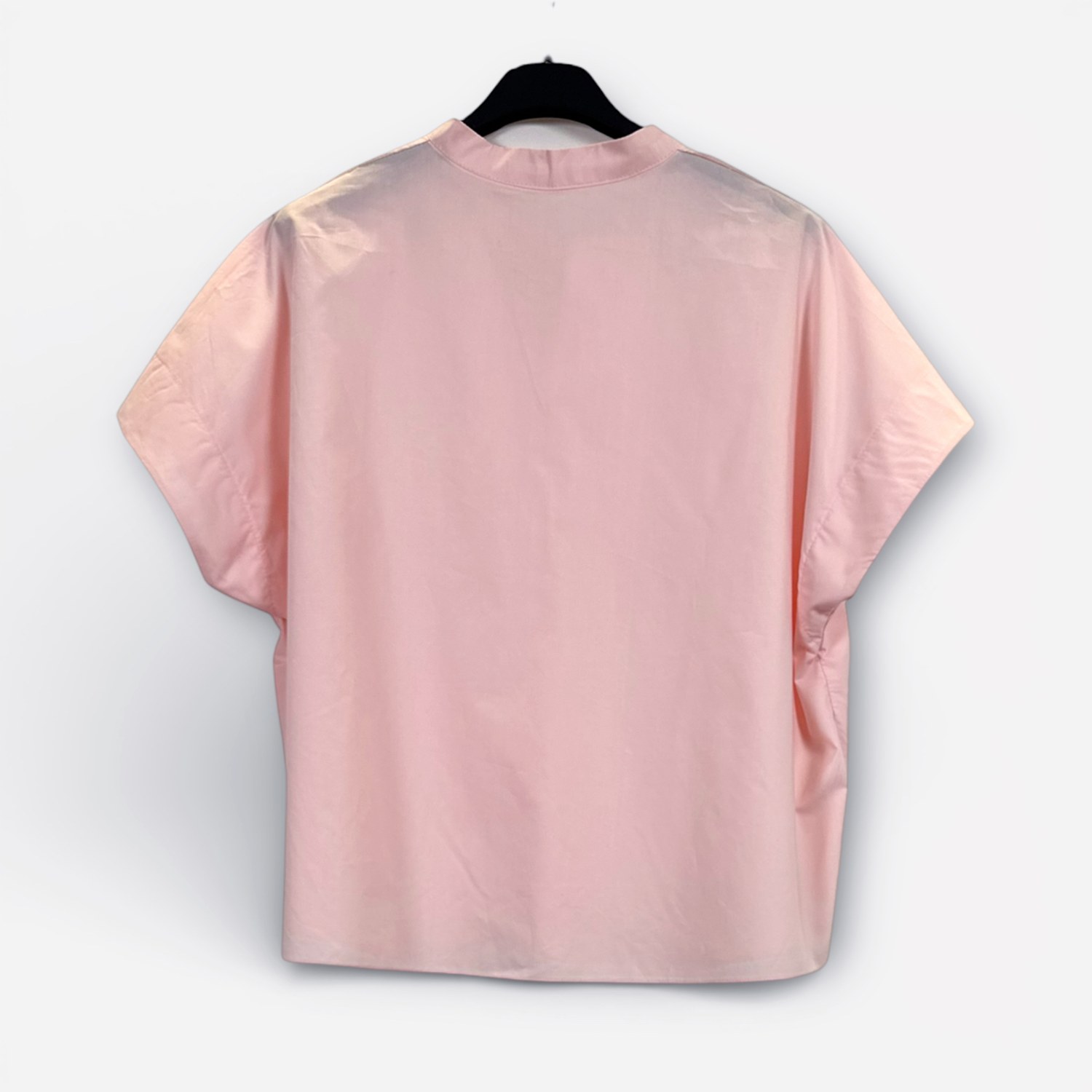Blusa minimal a maniche corte SS26-C6-30 – NEUS