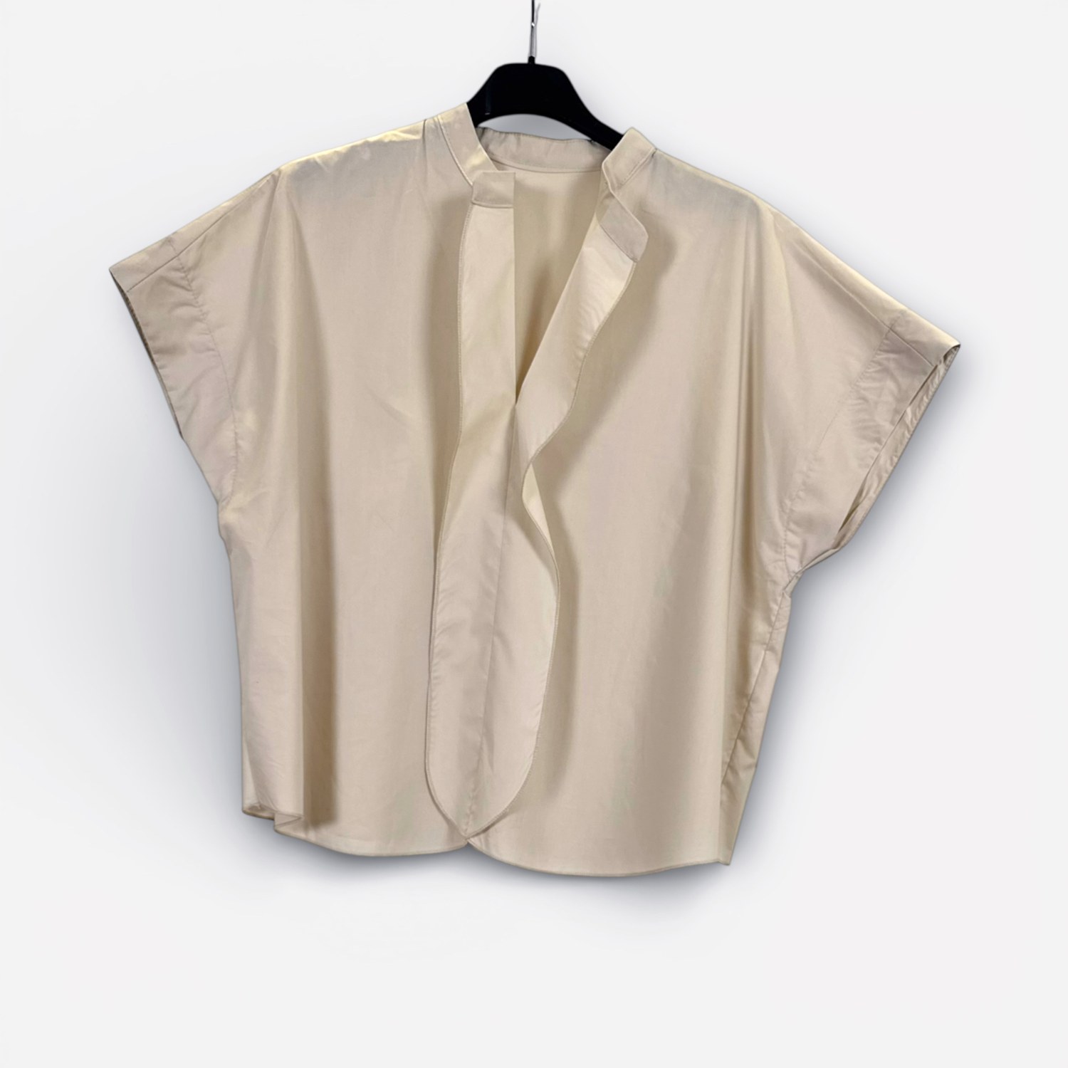 Blusa minimal a maniche corte SS26-C6-30 – NEUS