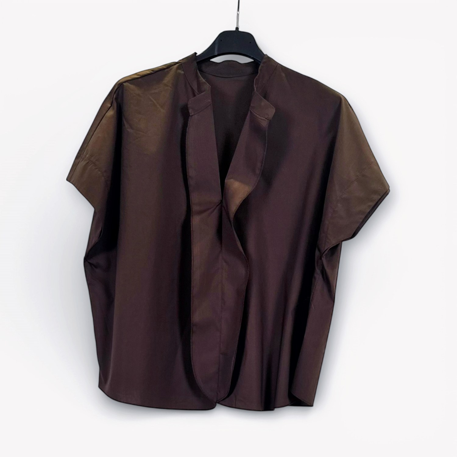 Blusa minimal a maniche corte SS26-C6-30 – NEUS