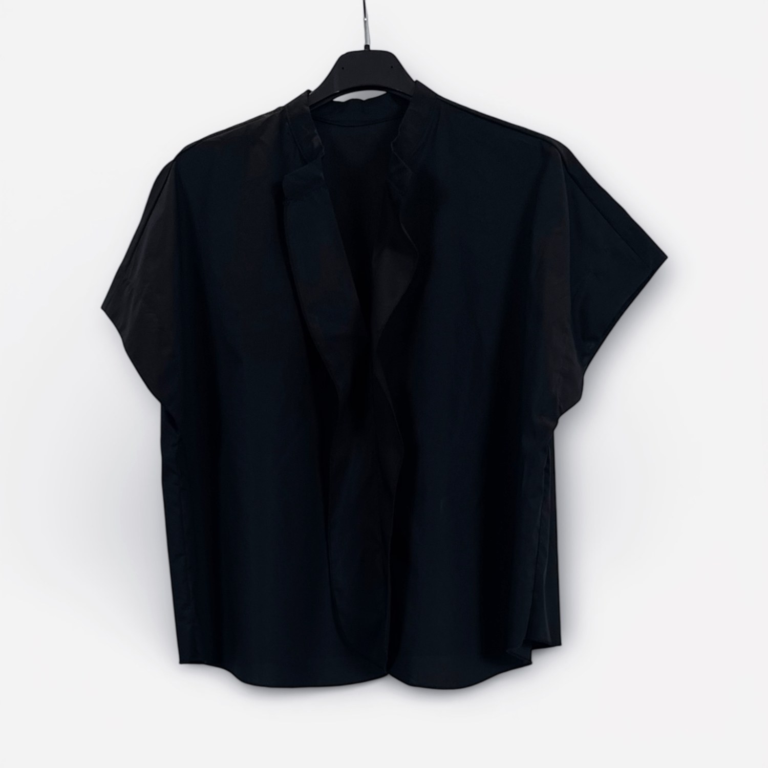 Blusa minimal a maniche corte SS26-C6-30 – NEUS