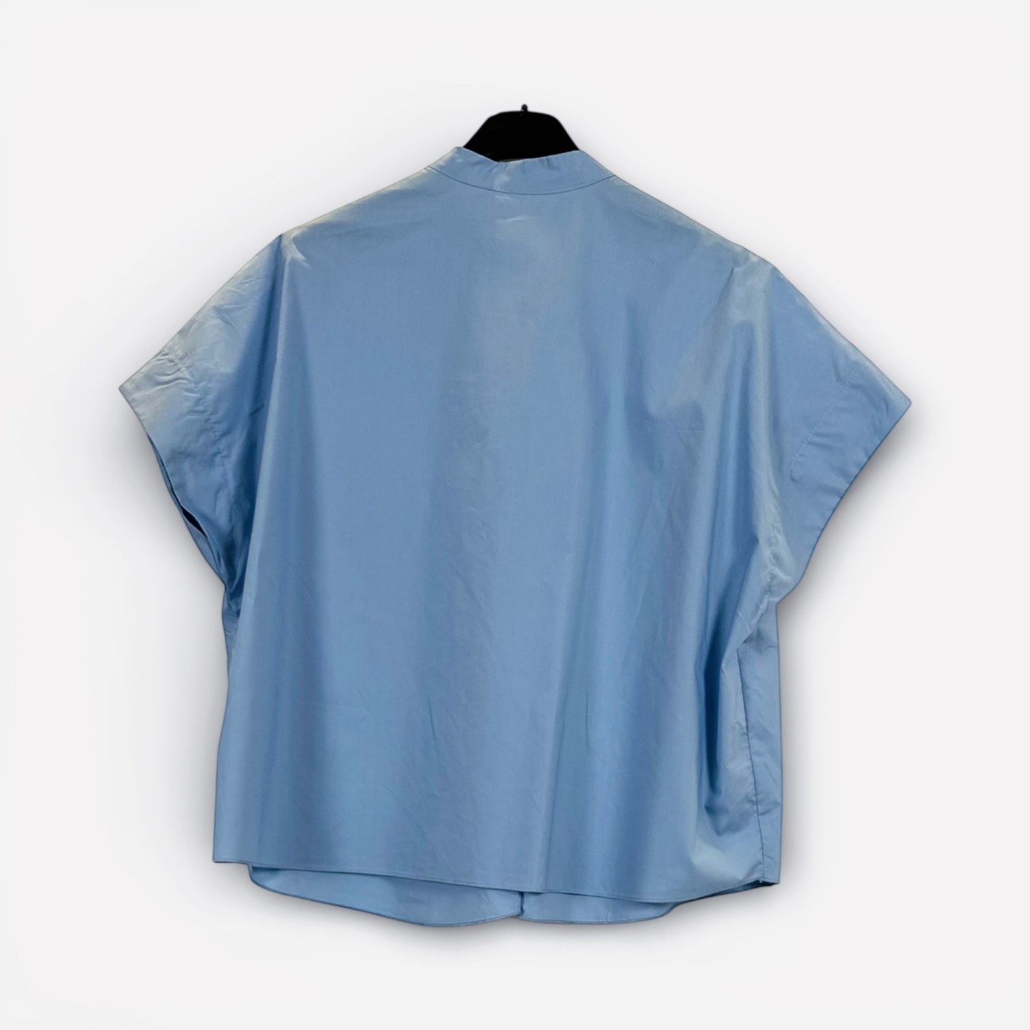 Blusa minimal a maniche corte SS26-C6-30 – NEUS