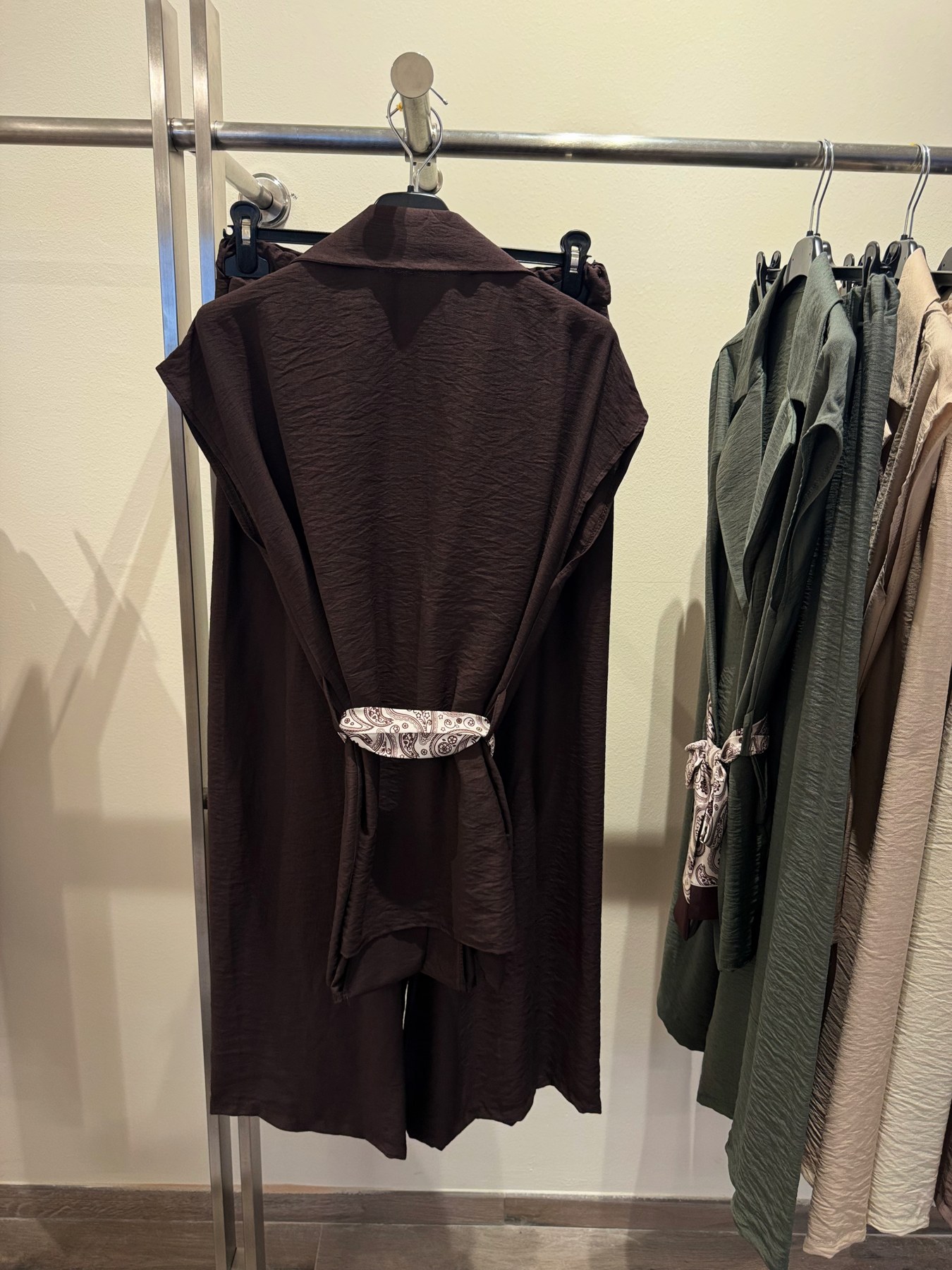 Tuta smanicata modello portafoglio con cintura foulard 0180/8797 – NEUS