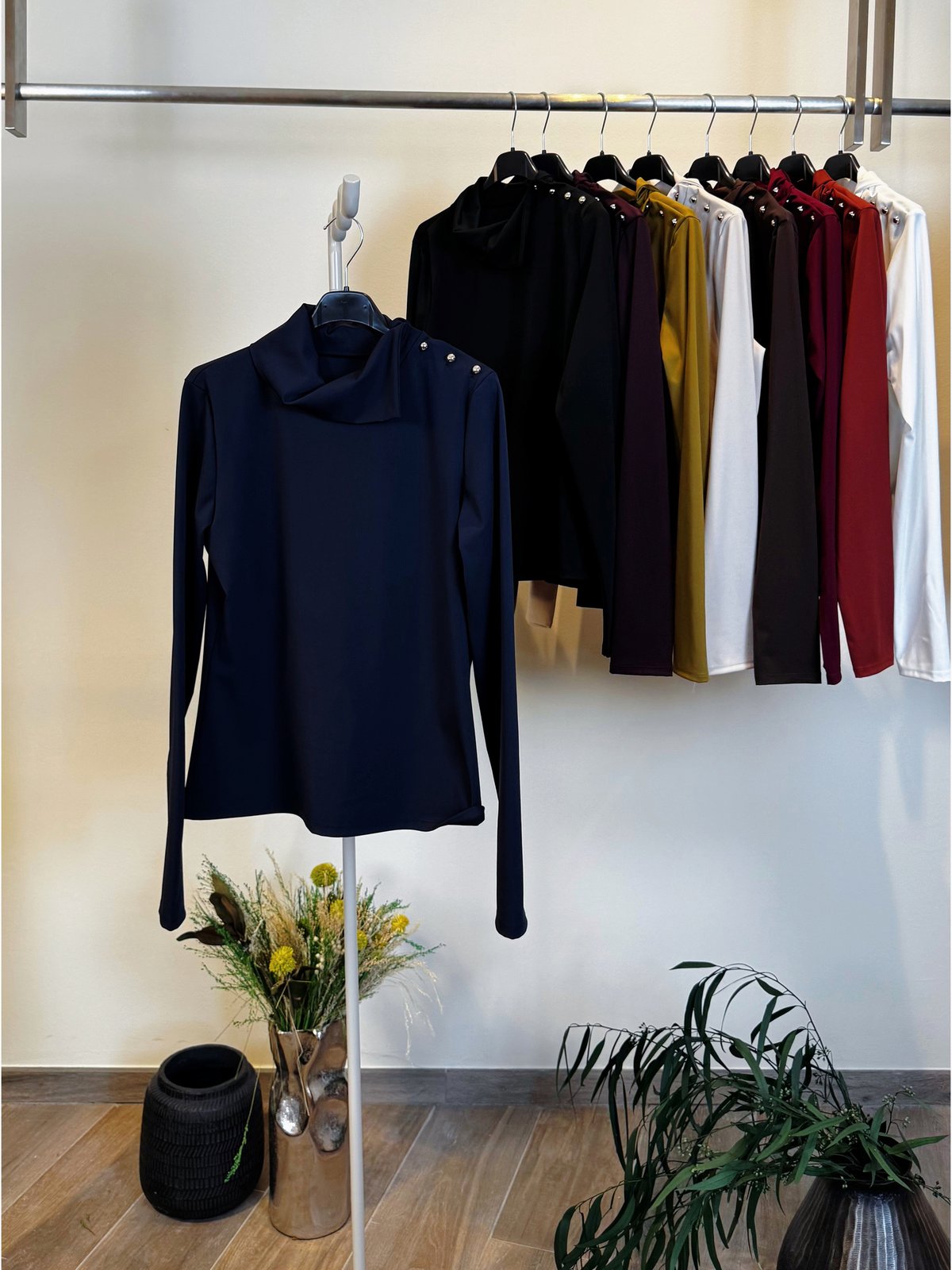 Maglia con collo drappeggiato e bottoni sulla spalla 0388 – NEUS