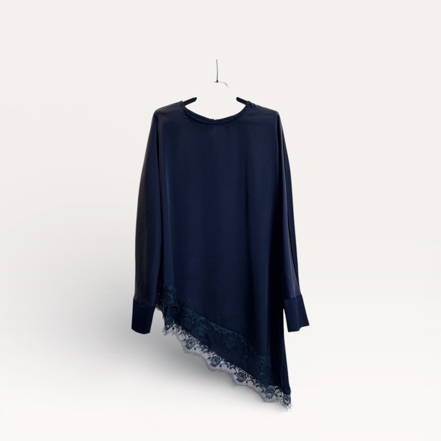 Top asimmetrico blu notte con bordo in pizzo SS26-C3-59 – NEUS
