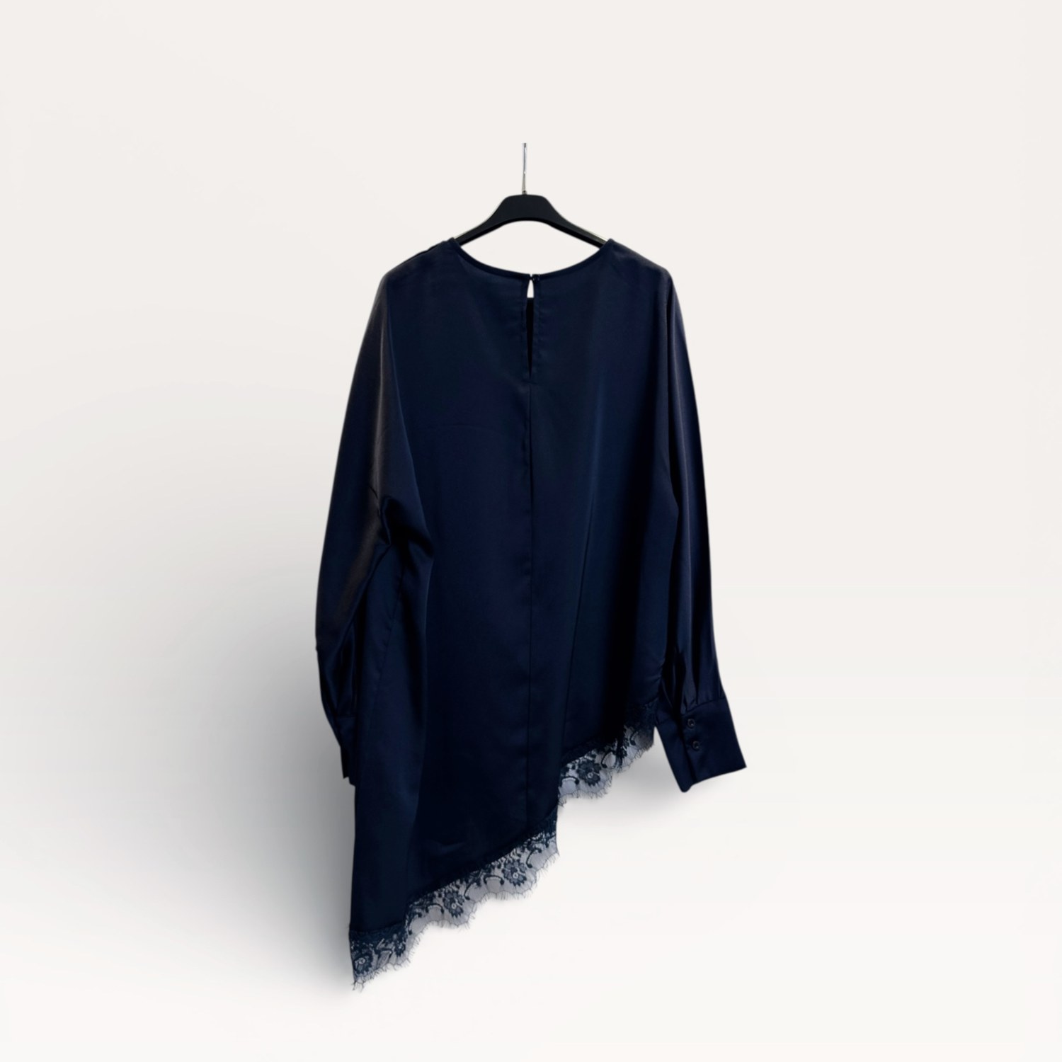 Top asimmetrico blu notte con bordo in pizzo SS26-C3-59 – NEUS