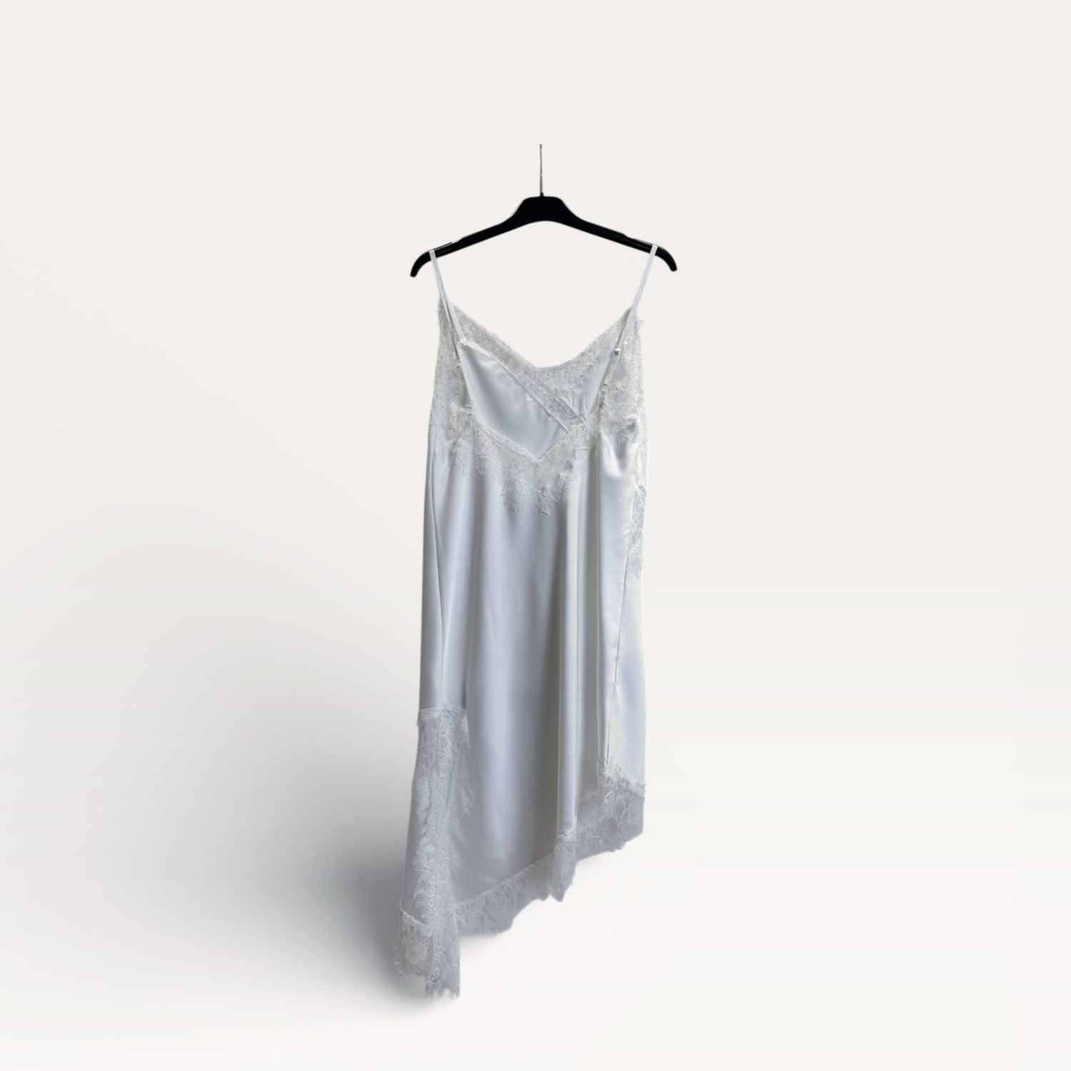 Top in raso asimmetrico con bordo in pizzo SS26-C3-67 – NEUS
