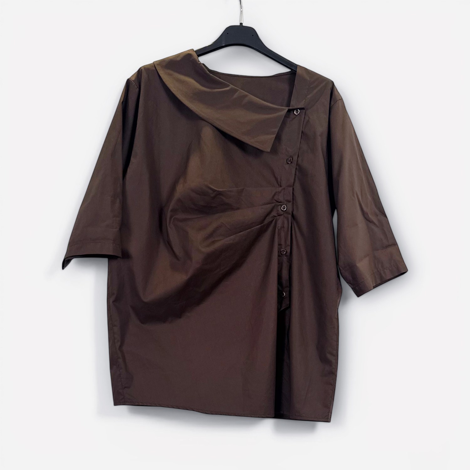 Top asimmetrico a maniche corte con colletto strutturato SS26-C6-28 – NEUS