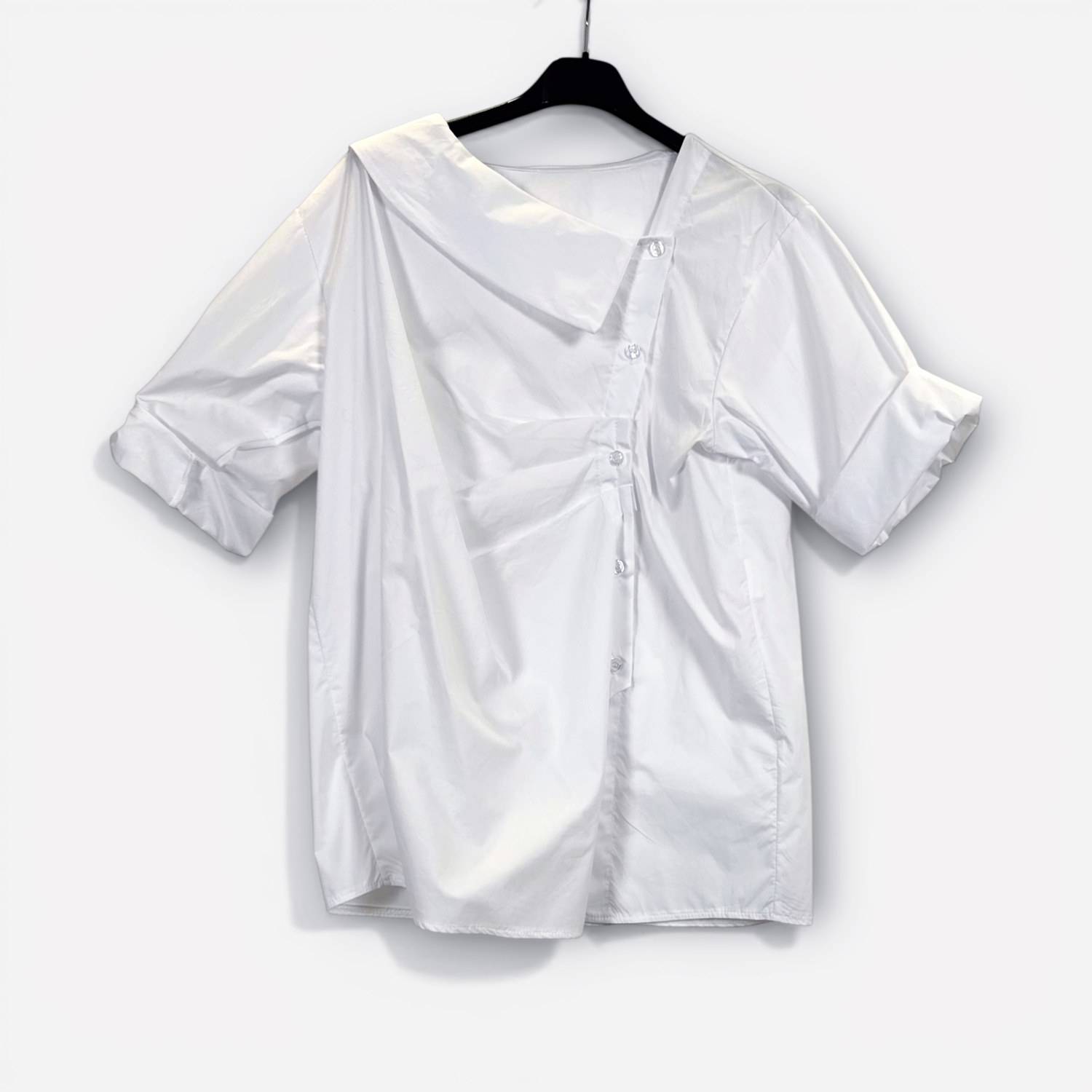 Top asimmetrico a maniche corte con colletto strutturato SS26-C6-28 – NEUS