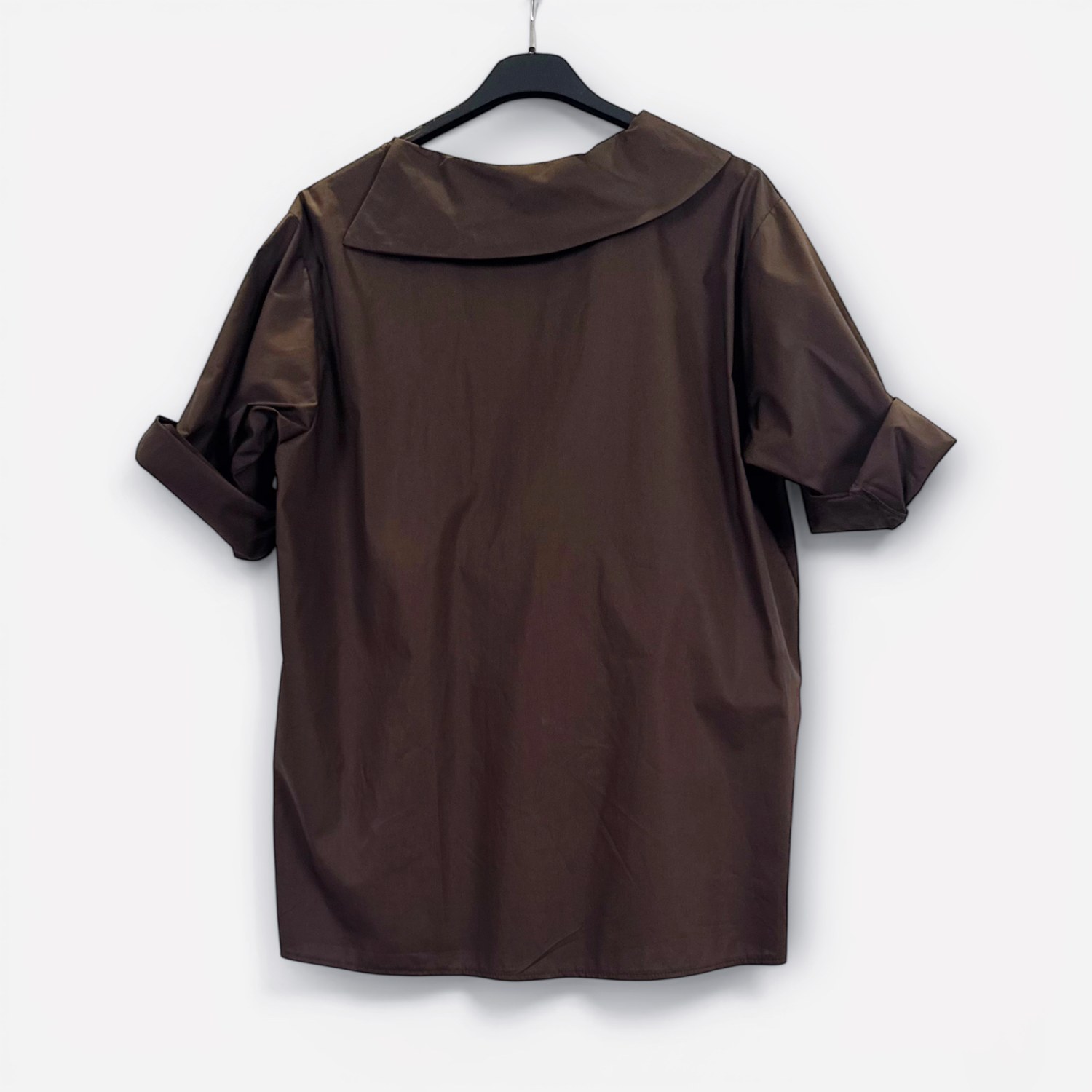 Top asimmetrico a maniche corte con colletto strutturato SS26-C6-28 – NEUS