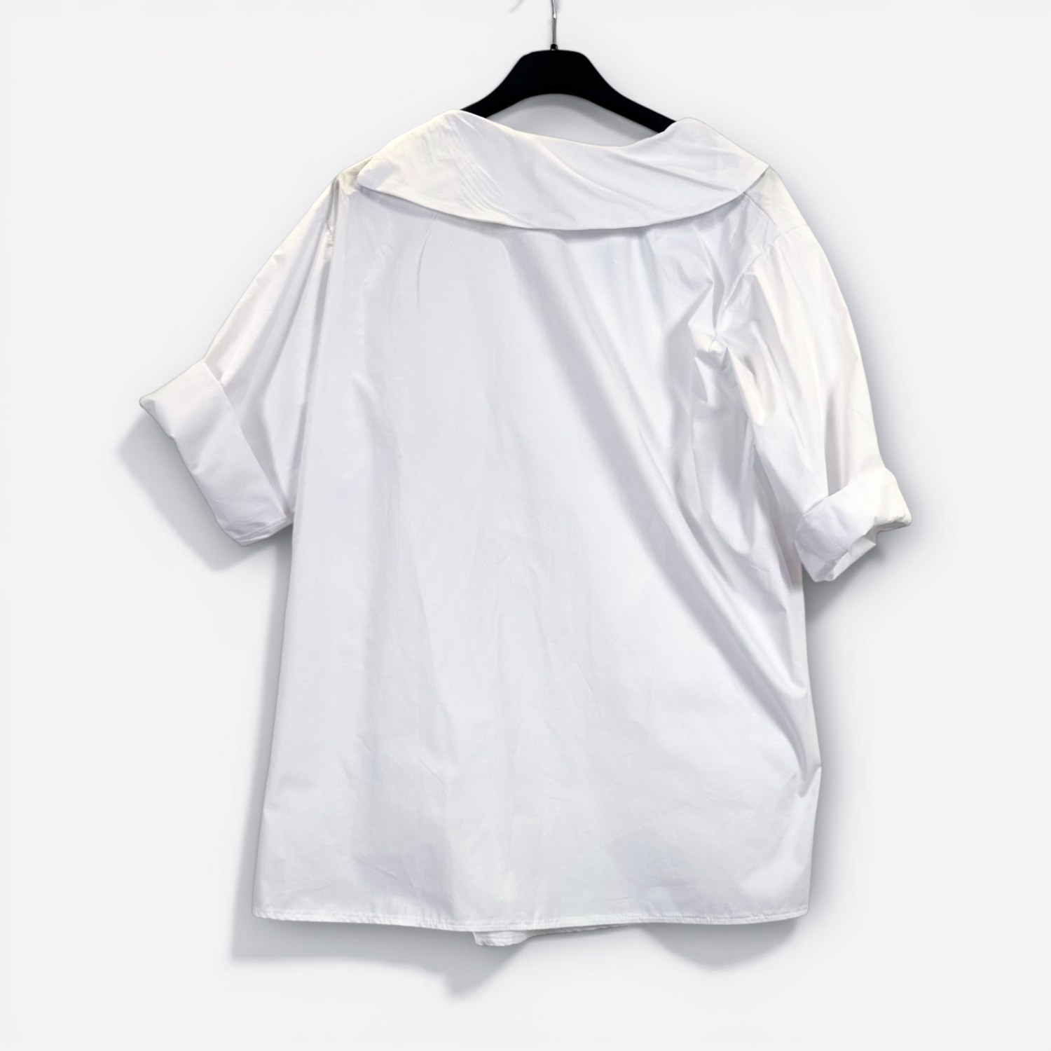 Top asimmetrico a maniche corte con colletto strutturato SS26-C6-28 – NEUS