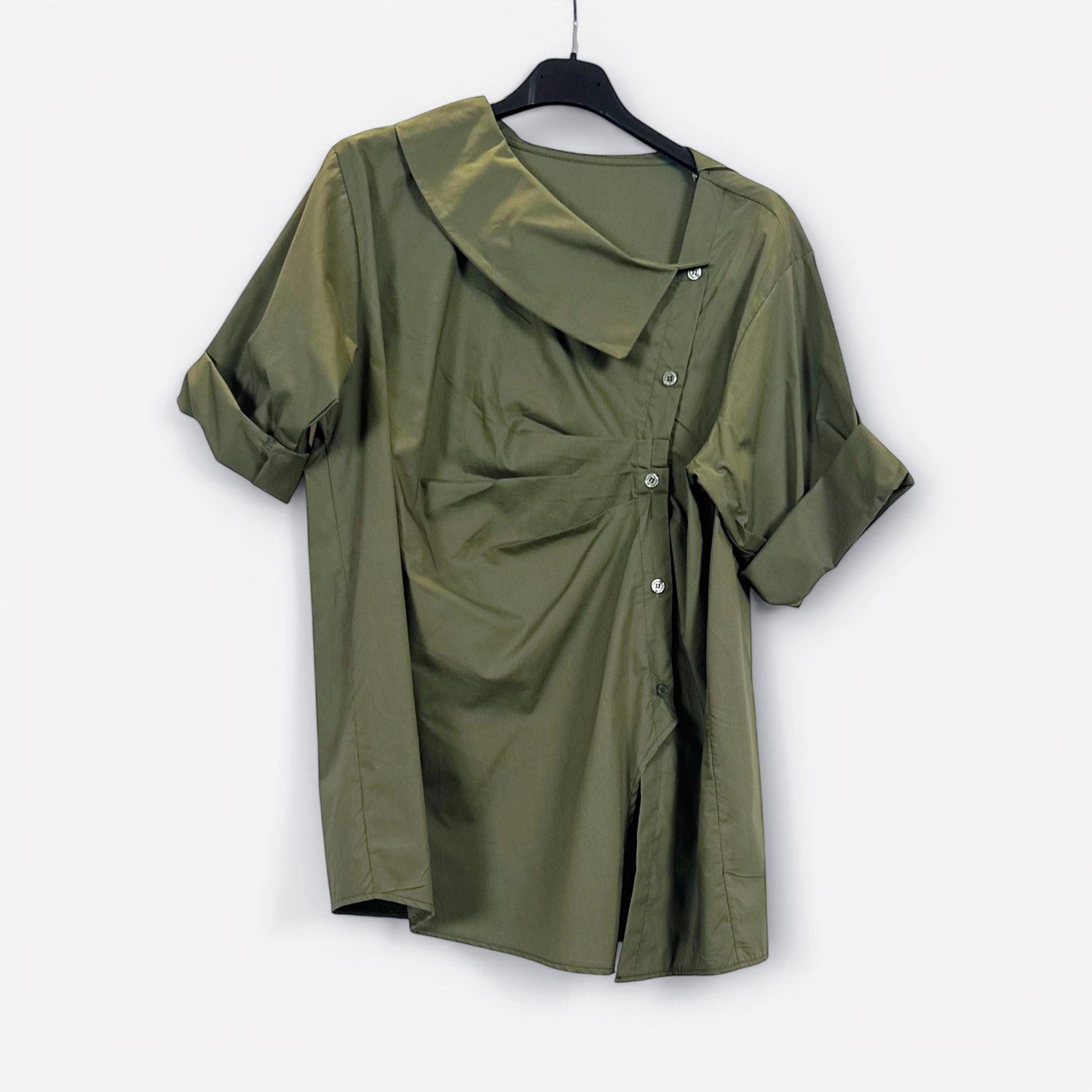 Top asimmetrico a maniche corte con colletto strutturato SS26-C6-28 – NEUS