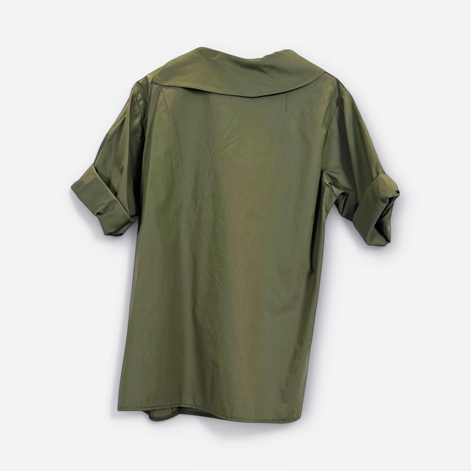 Top asimmetrico a maniche corte con colletto strutturato SS26-C6-28 – NEUS