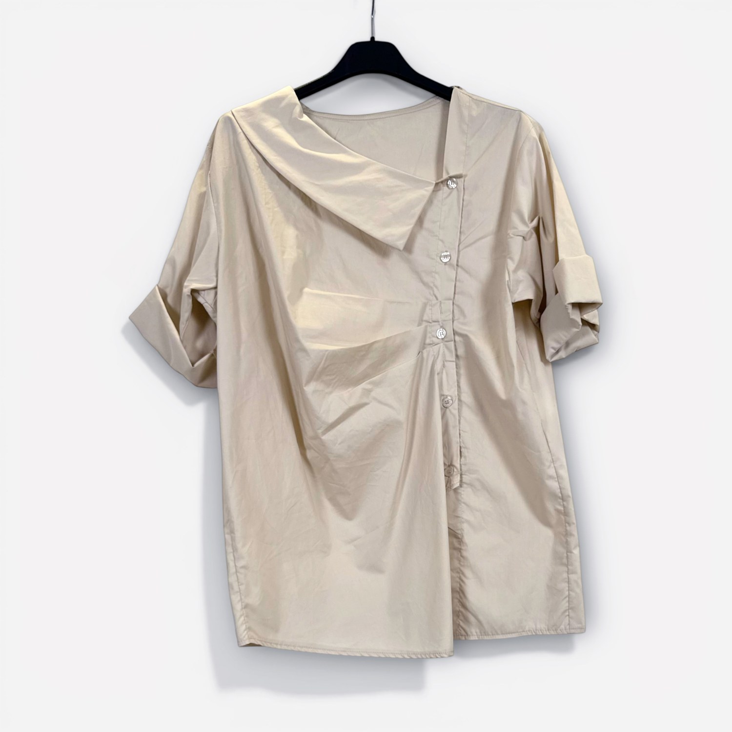 Top asimmetrico a maniche corte con colletto strutturato SS26-C6-28 – NEUS